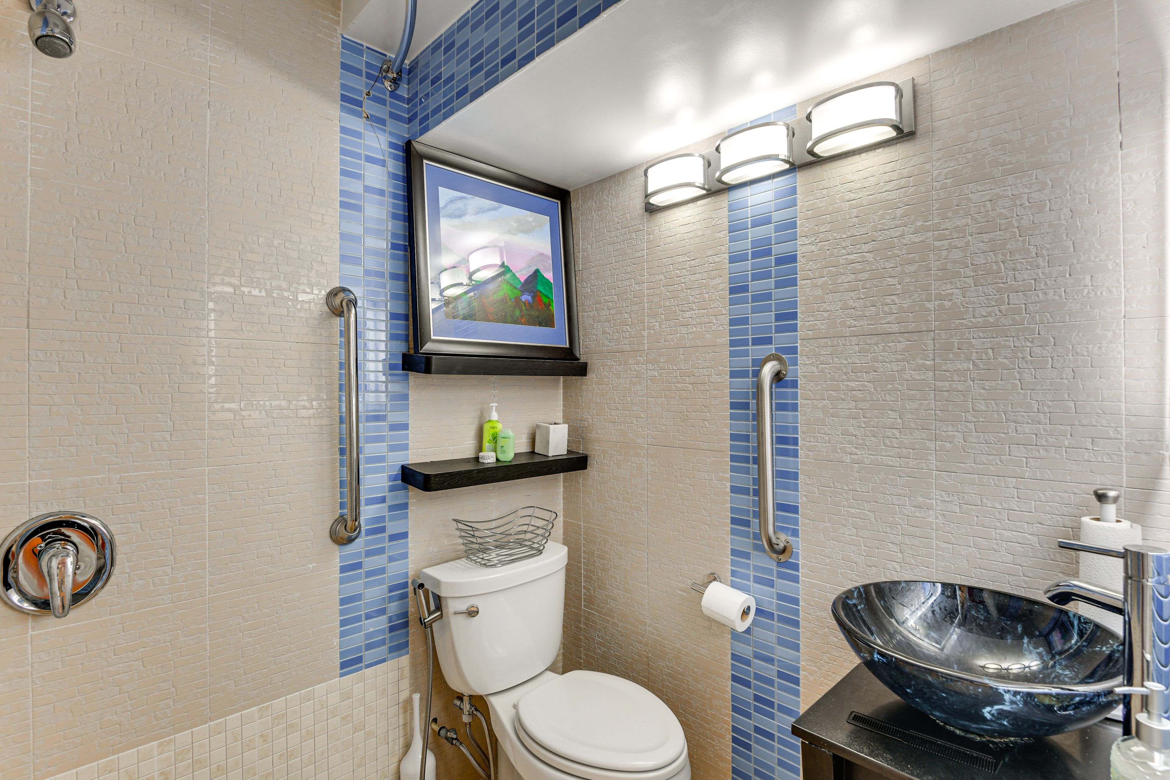Full Bathroom | Complimentary Toiletries | Grab Rails | Hair Dryer