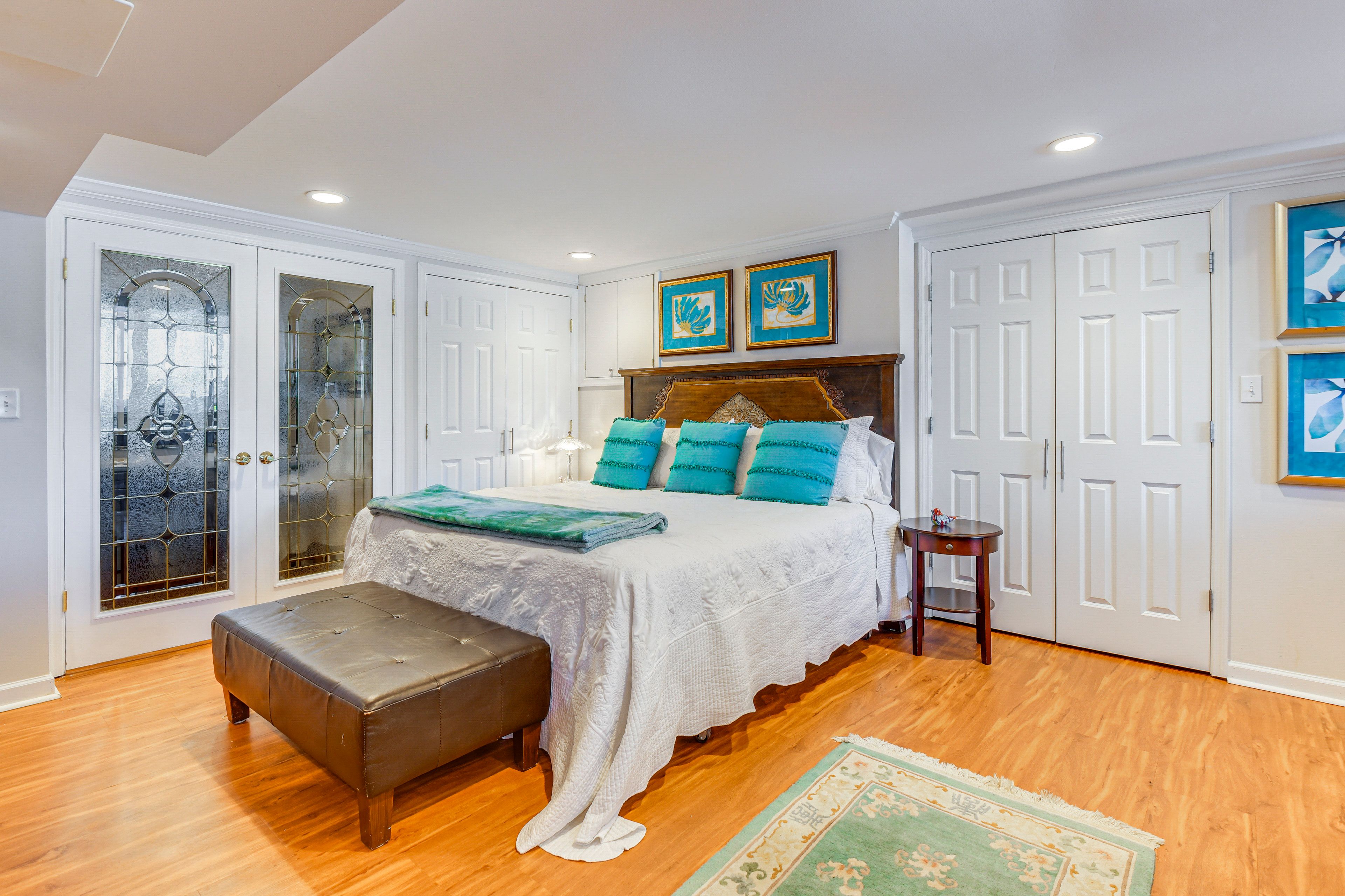 Studio | King Bed | Cooling Bamboo Mattress | Memory Foam Pillows