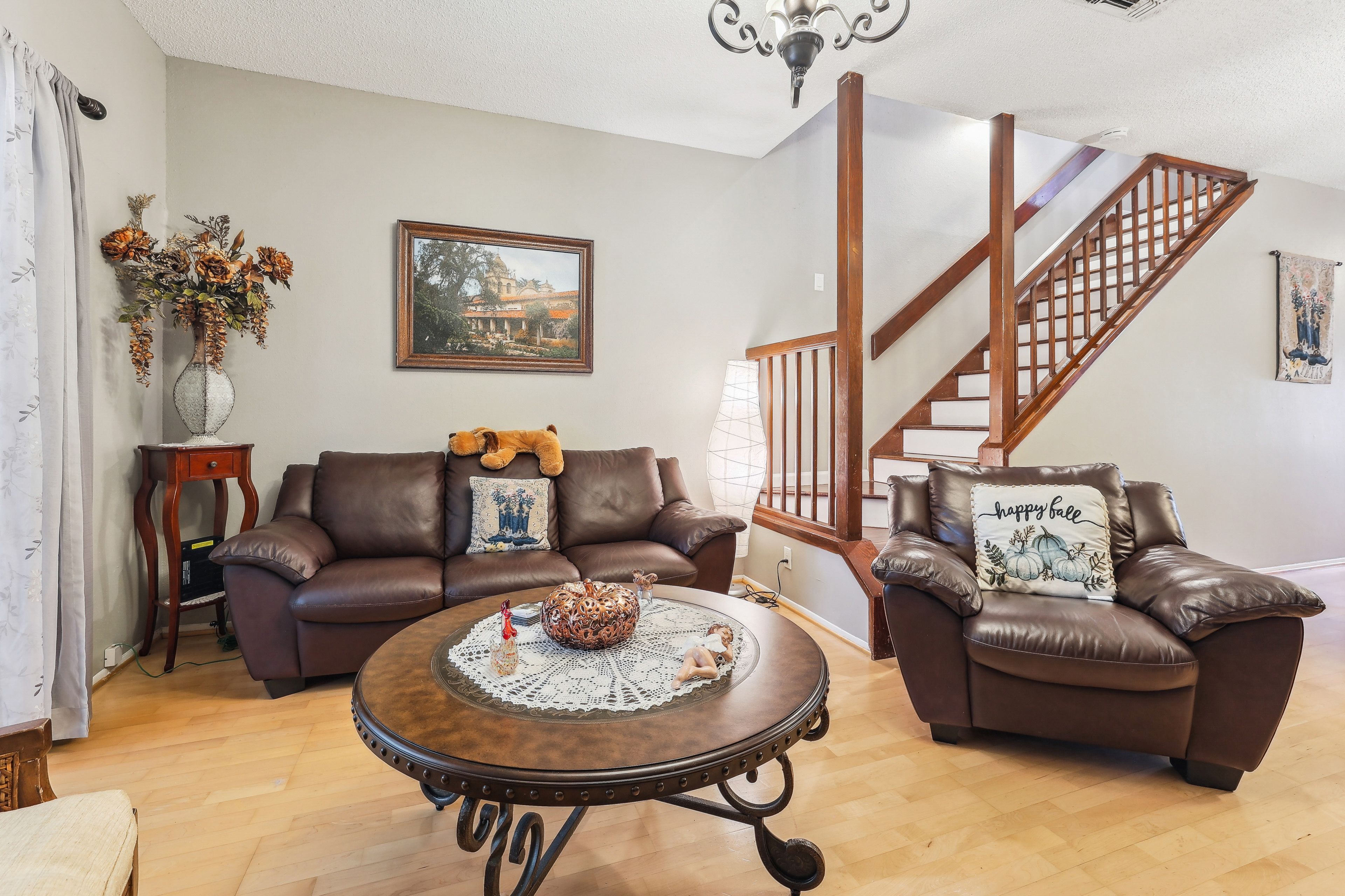 Living Room | Free WiFi | Smart TV | Central A/C | Fireplace