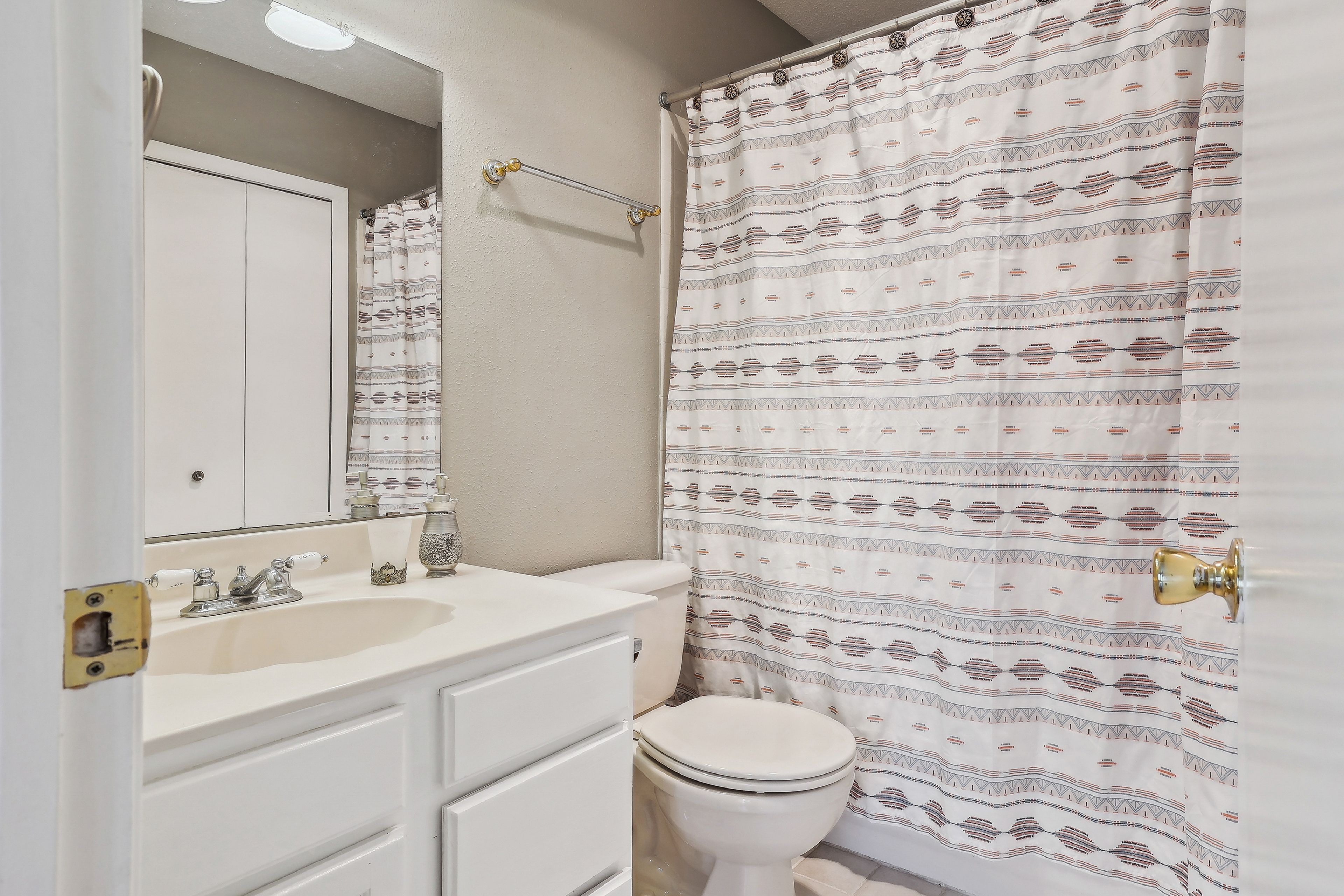 Full Bath | Complimentary Toiletries | Towels Provided | 2nd Floor
