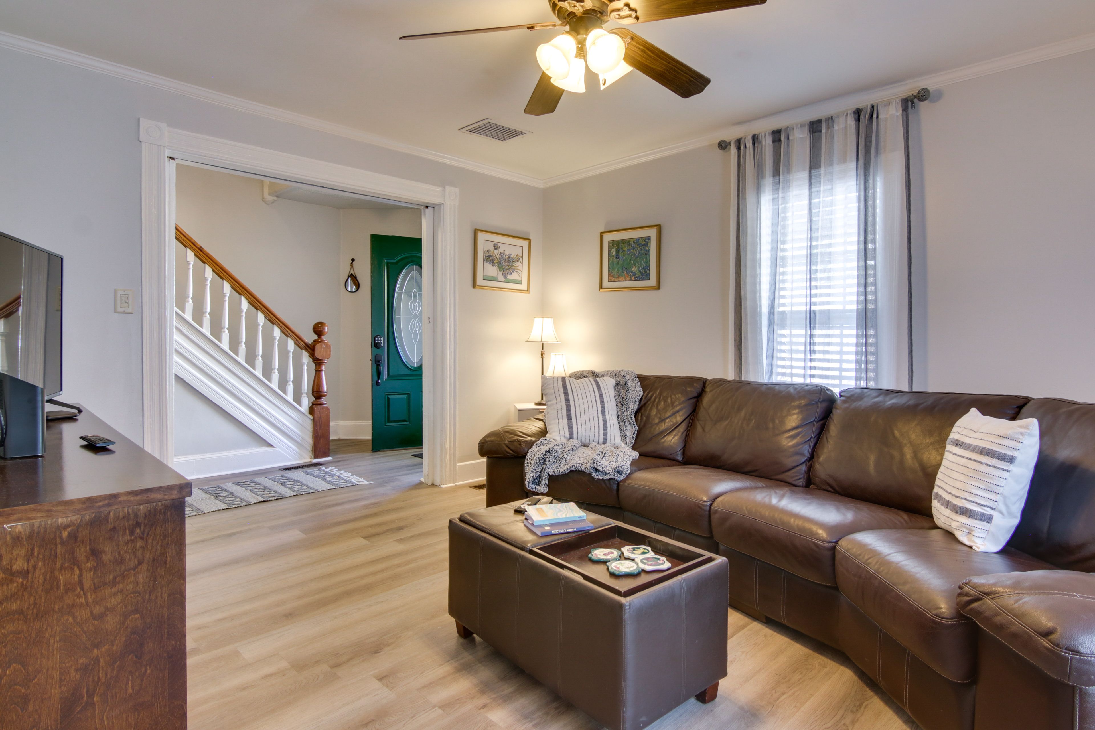 Living Room | Free WiFi | Smart TV | Window A/C Unit