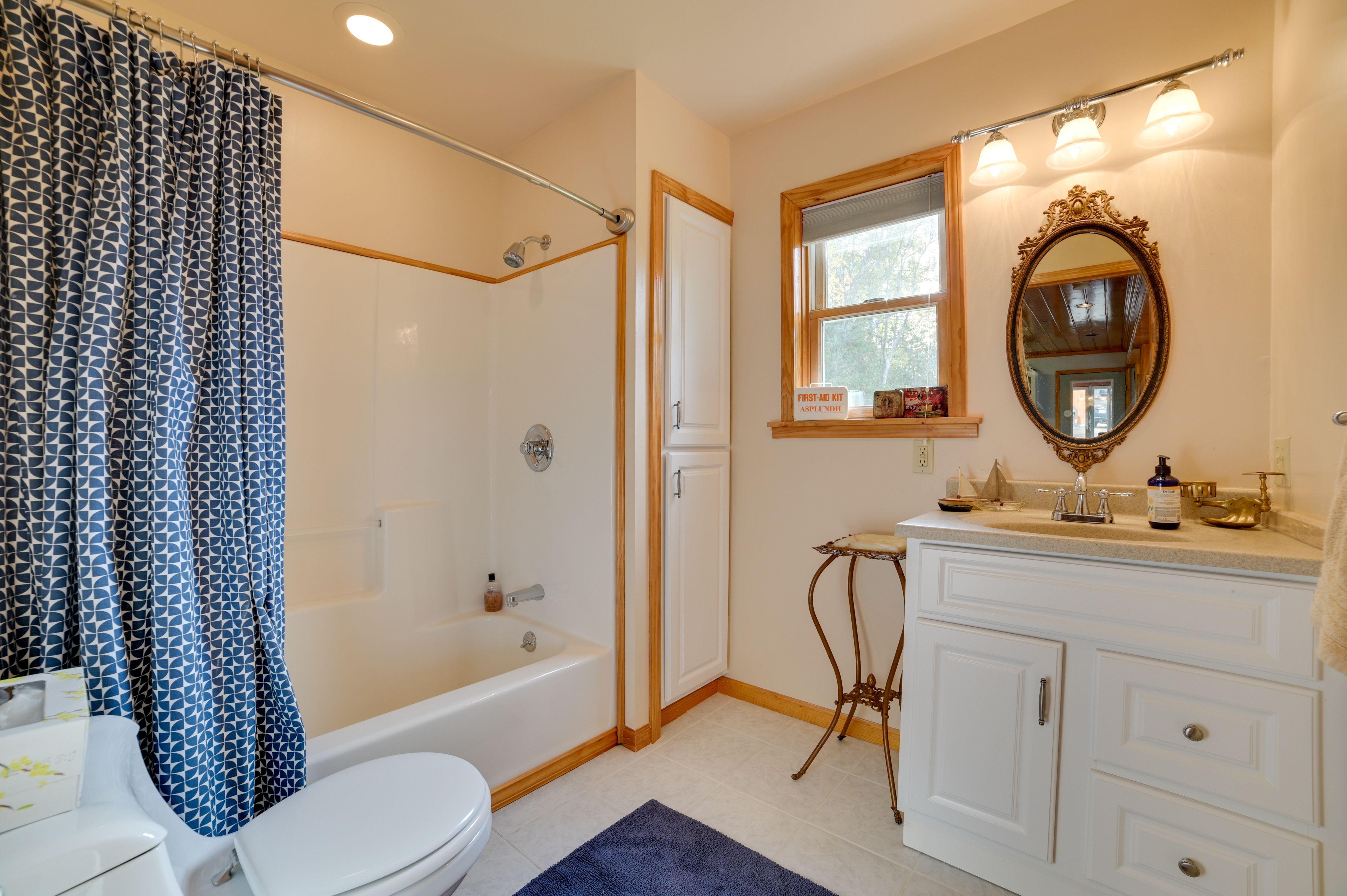 Full Bathroom | Complimentary Toiletries | 1st Floor
