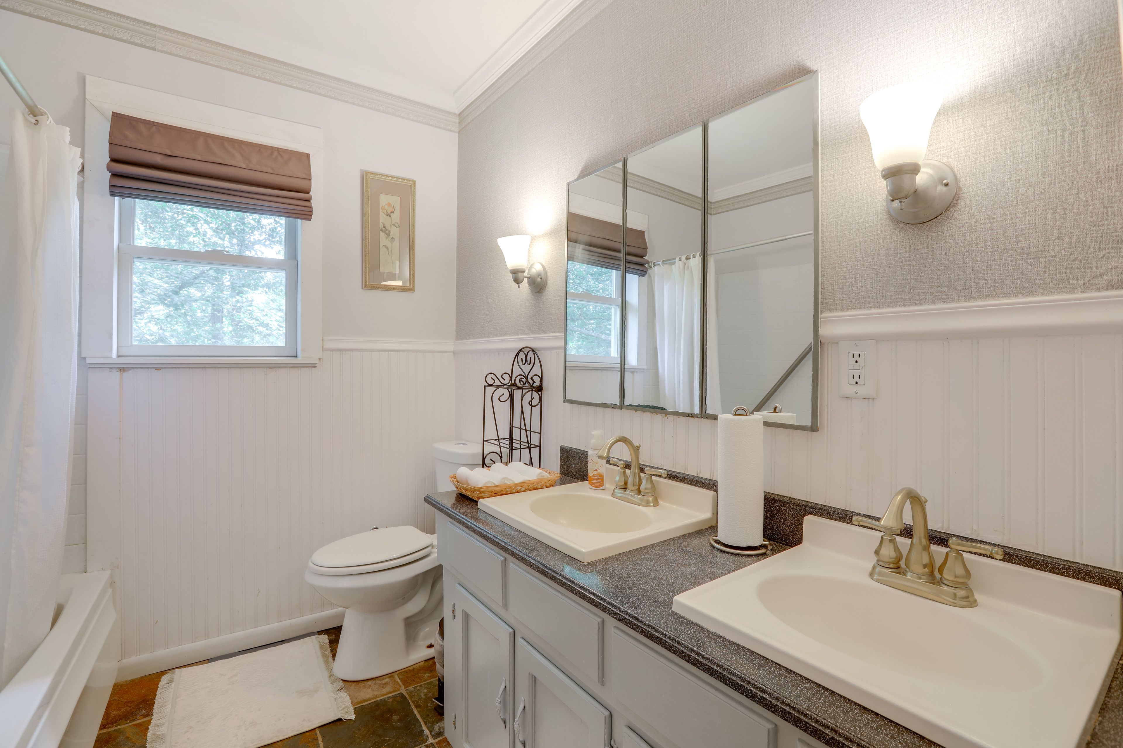 Full Bathroom | Towels Provided