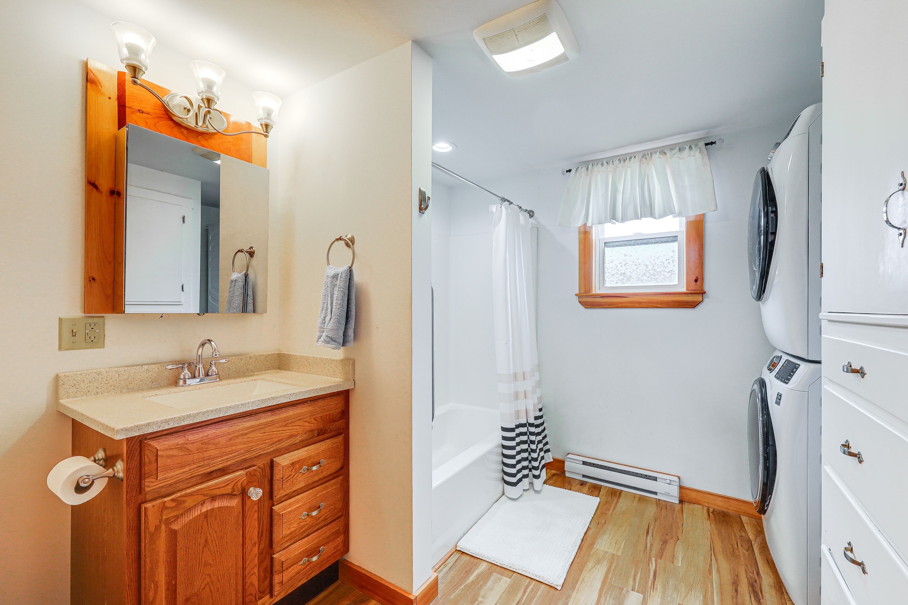 Full Bathroom | Towels Provided | Complimentary Toiletries | 1st Floor