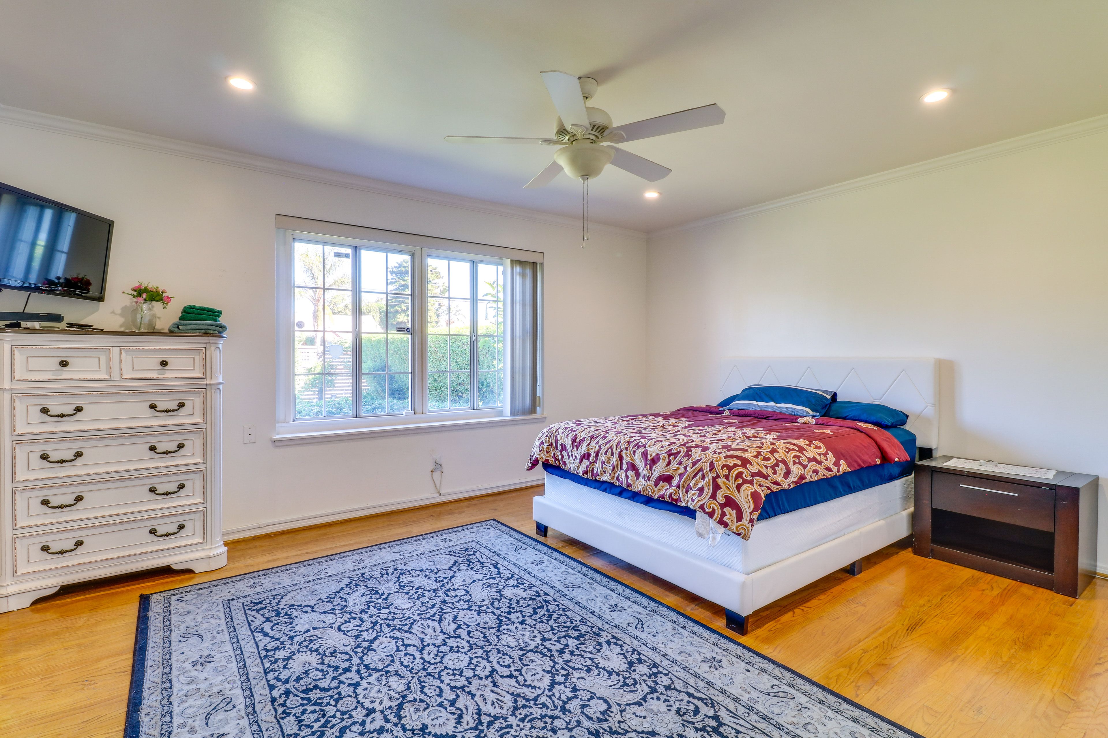 Bedroom 1 | Queen Bed | Smart TV