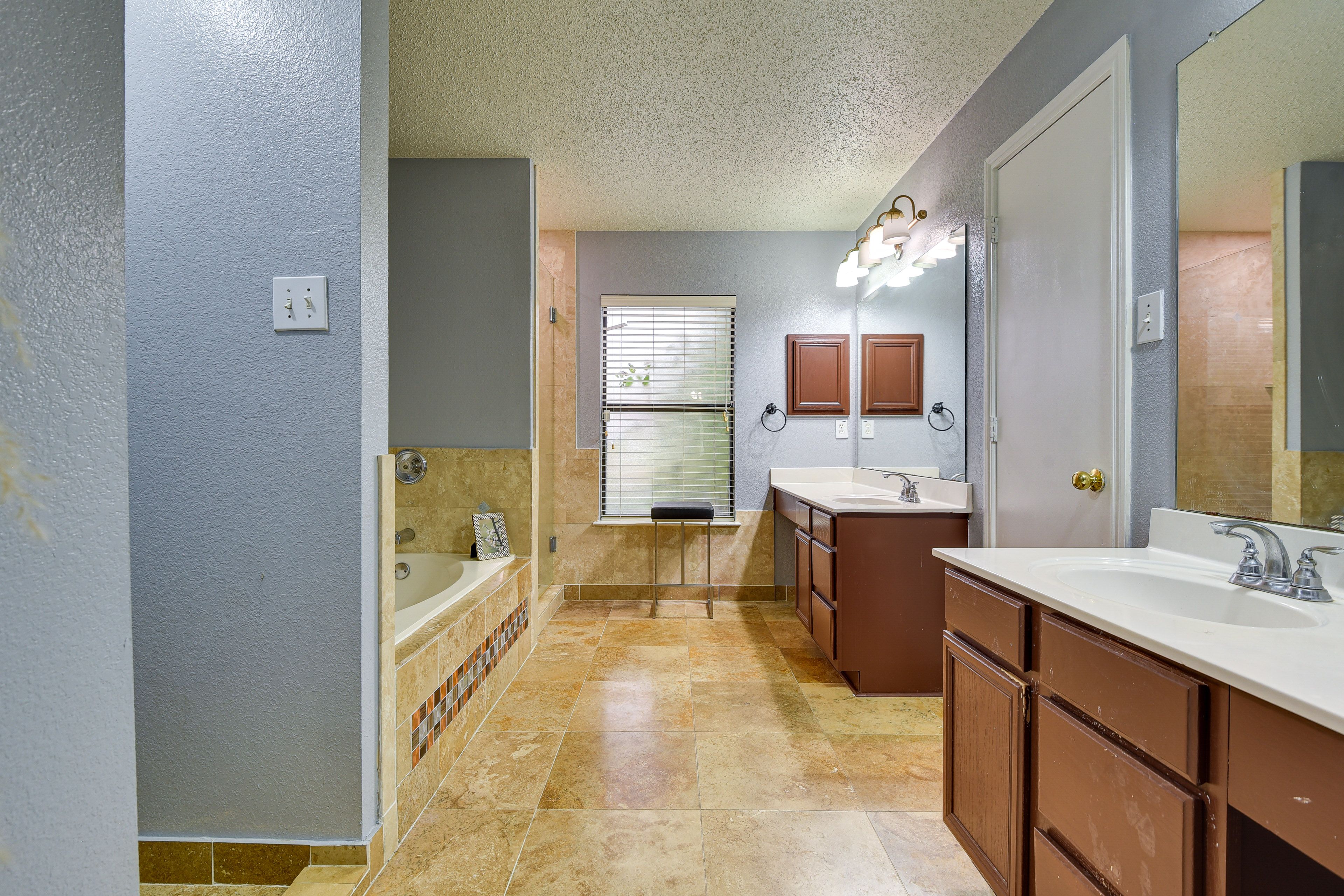 En-Suite Bathroom | Jetted Tub | Walk-In Shower | Complimentary Toiletries