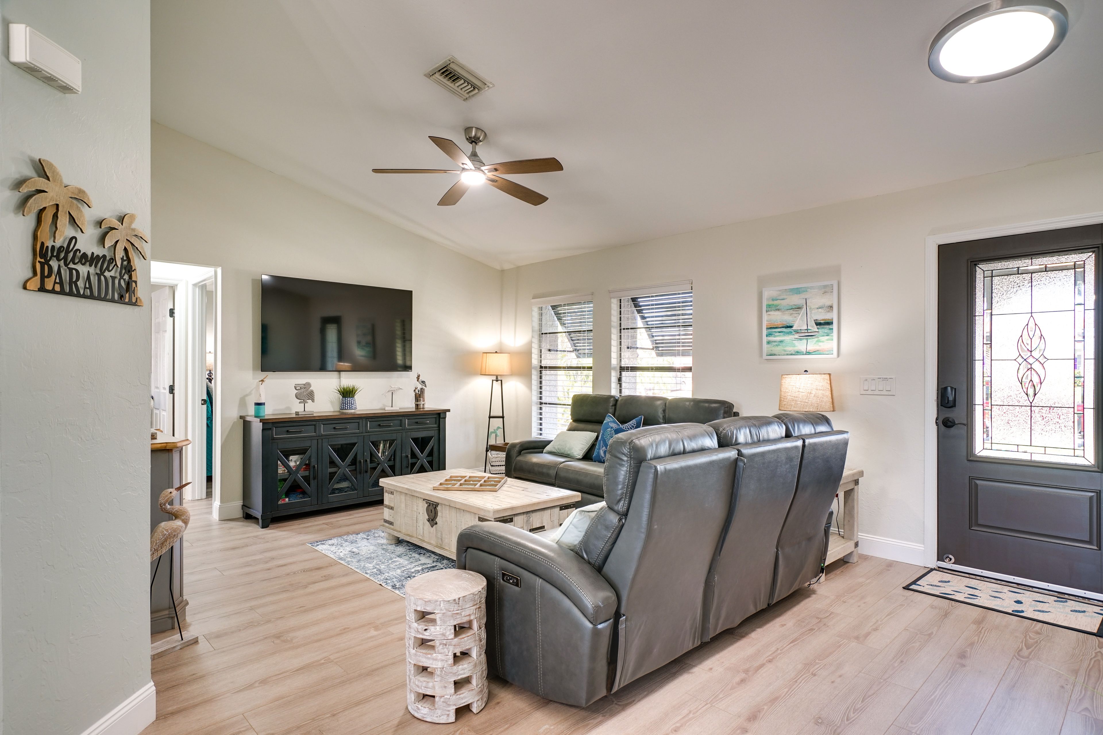 Living Room | Smart TV | Free WiFi | Central A/C & Heat | Queen Air Mattress