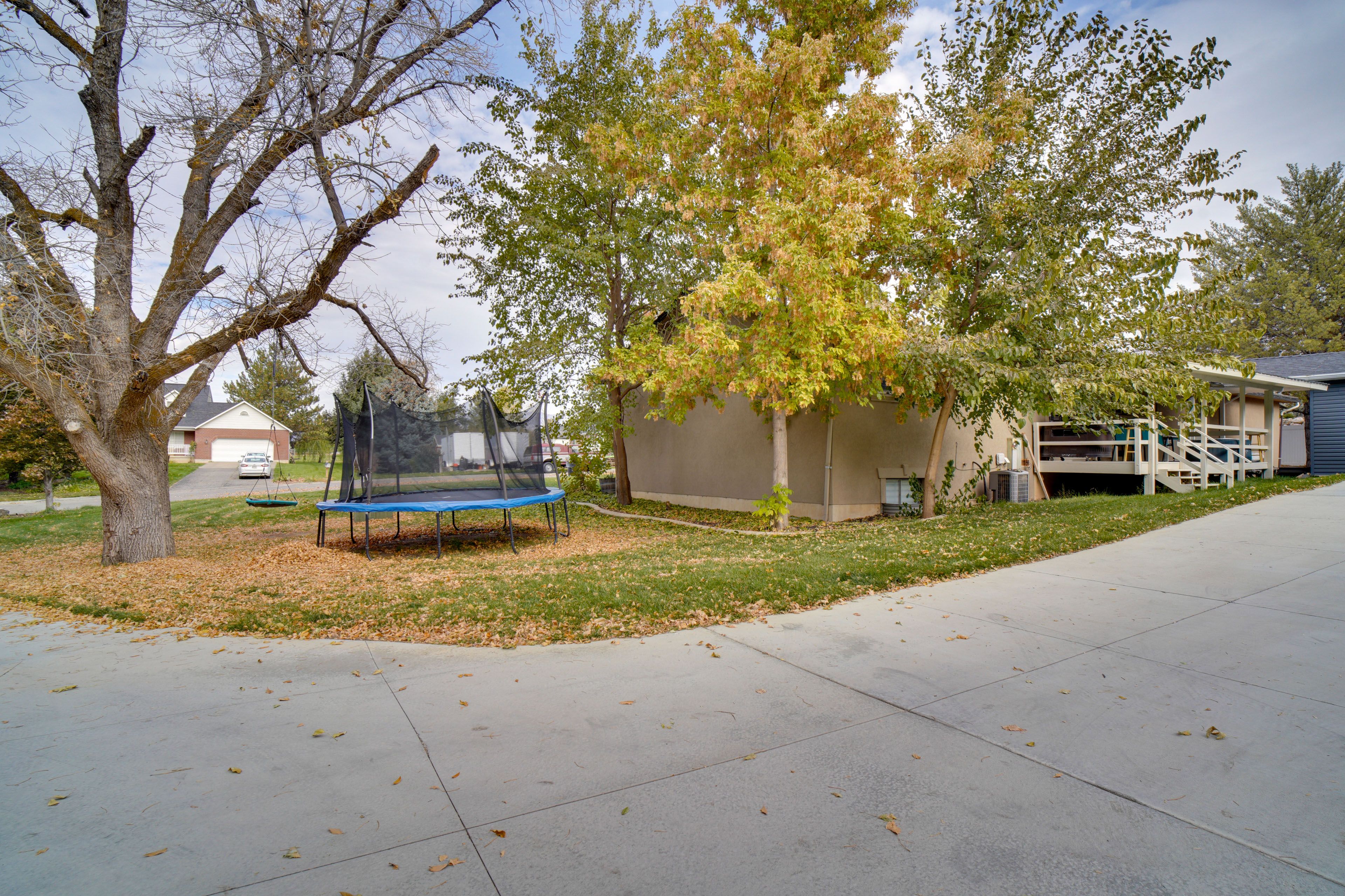 Private Backyard | Trampoline