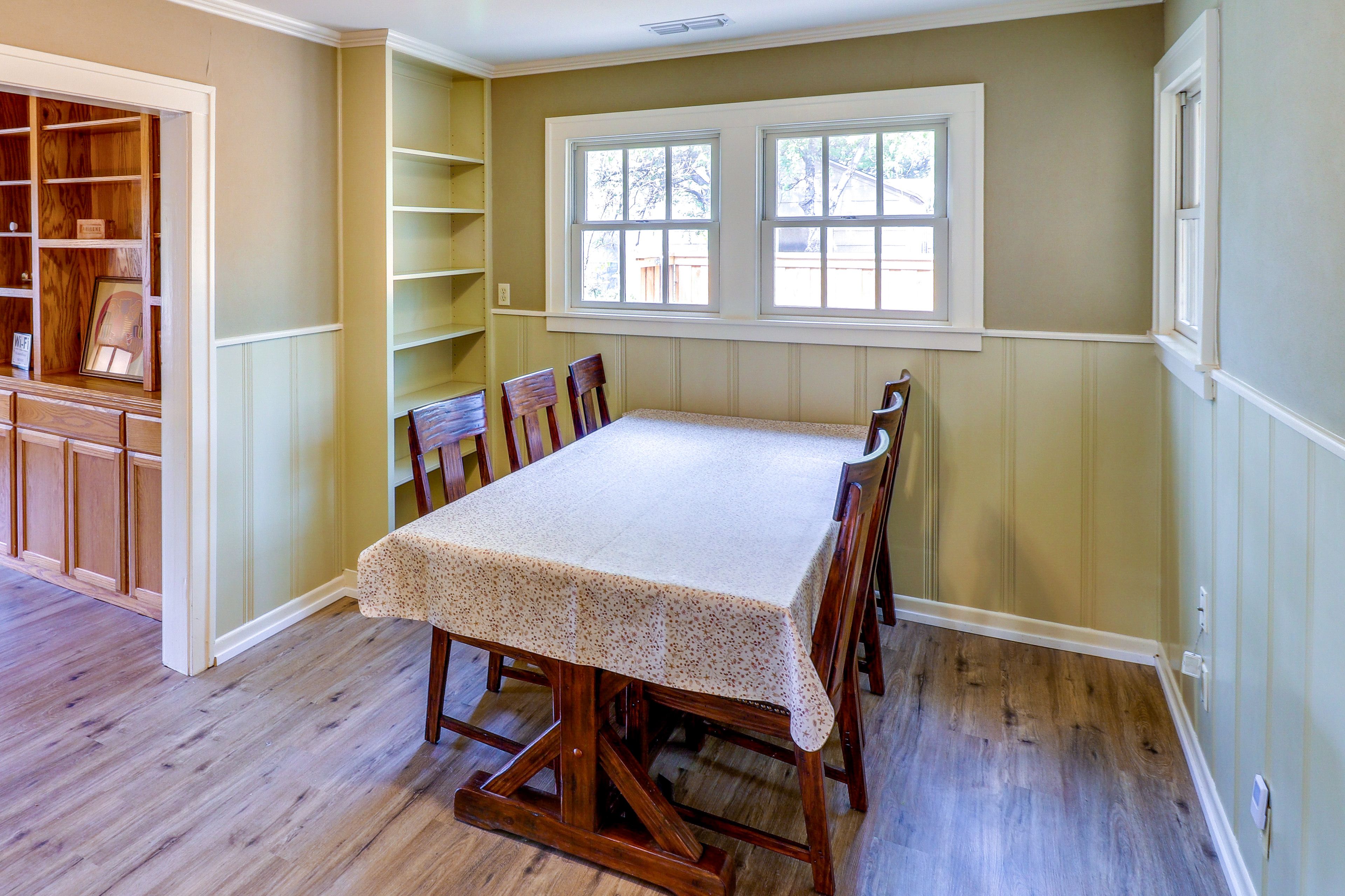 Dining Area | Dishware & Flatware Provided
