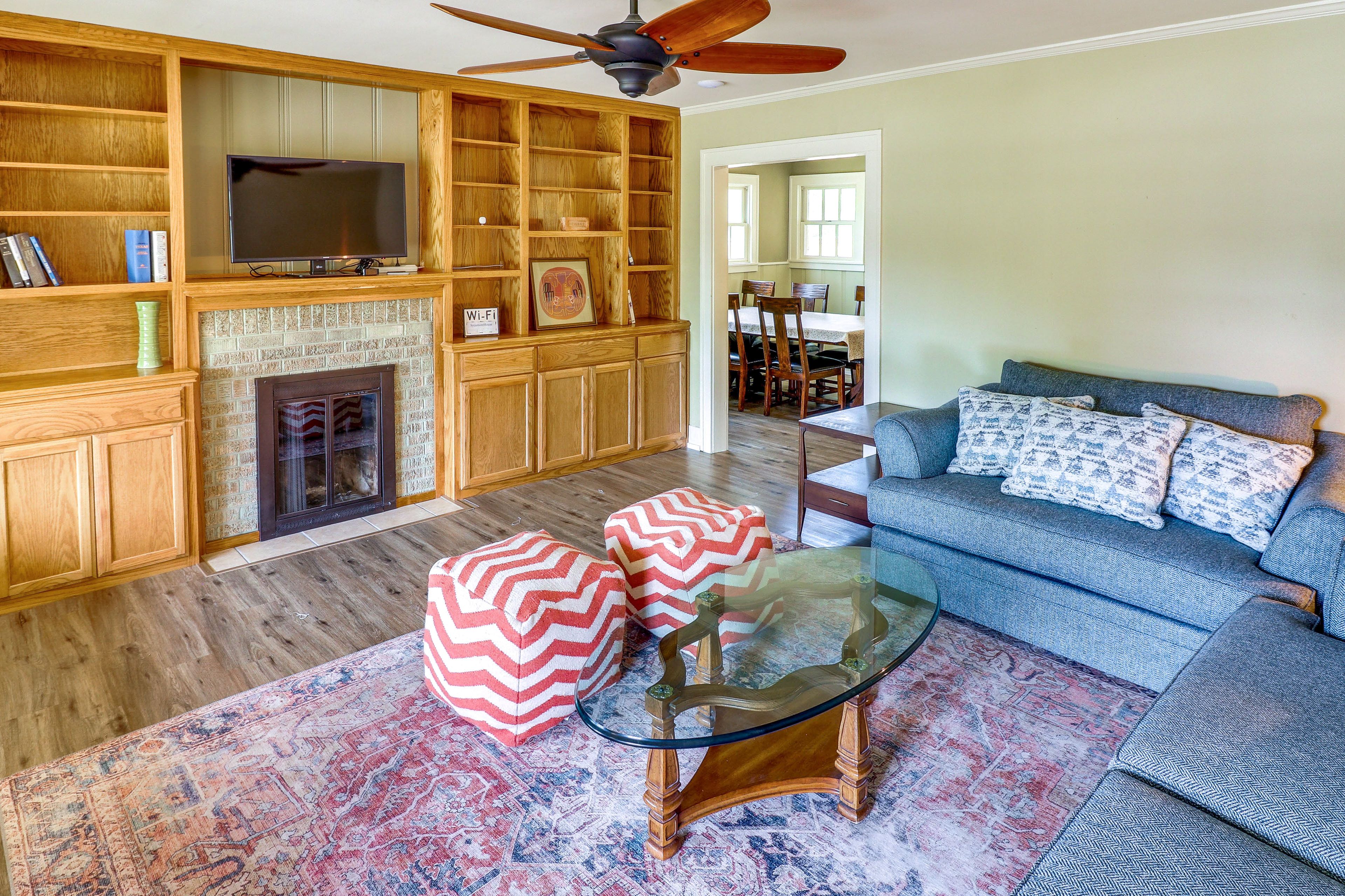 Living Room | Free WiFi | Smart TV | Central A/C & Heating