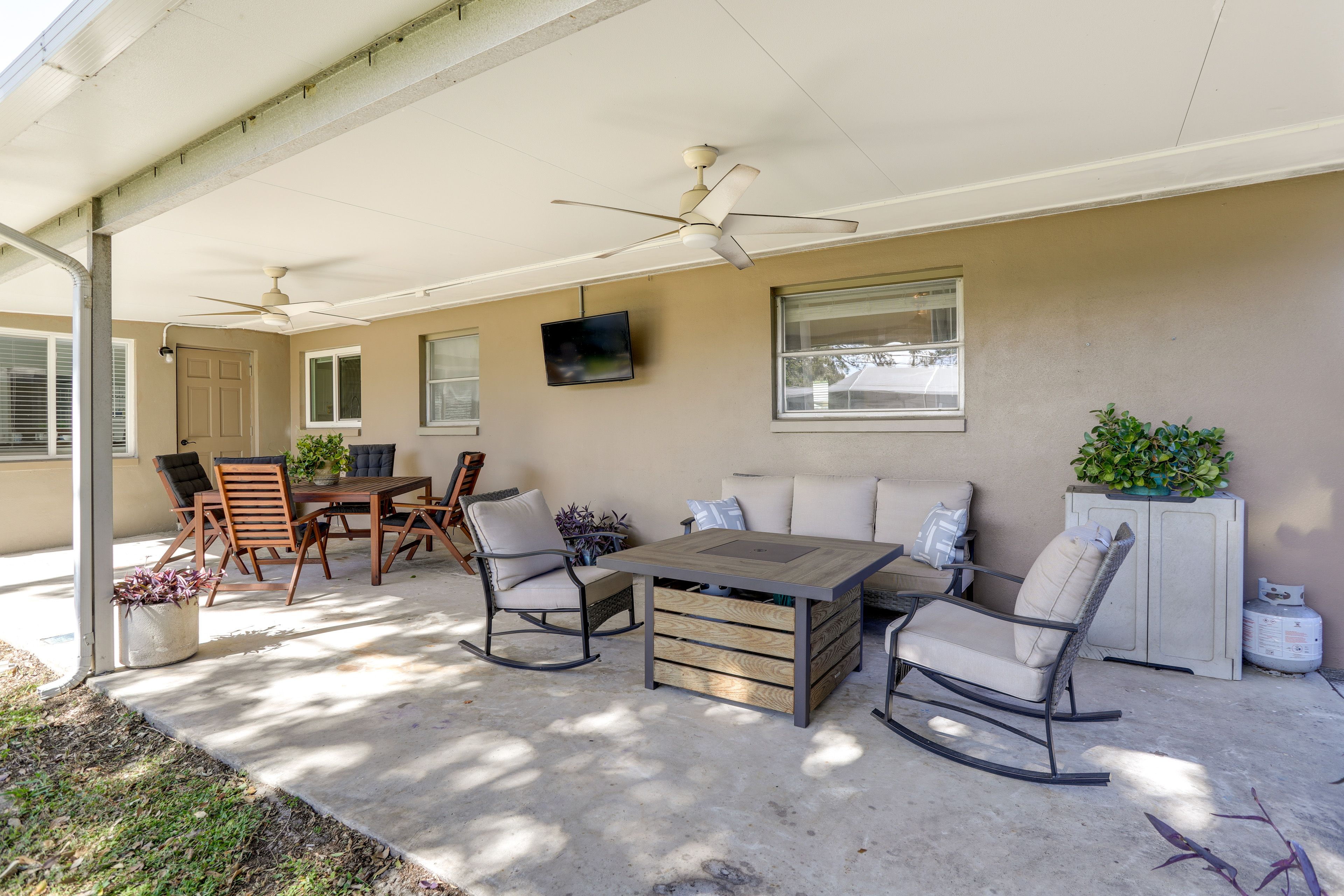Private Patio | Fire Pit | Outdoor Dining Table