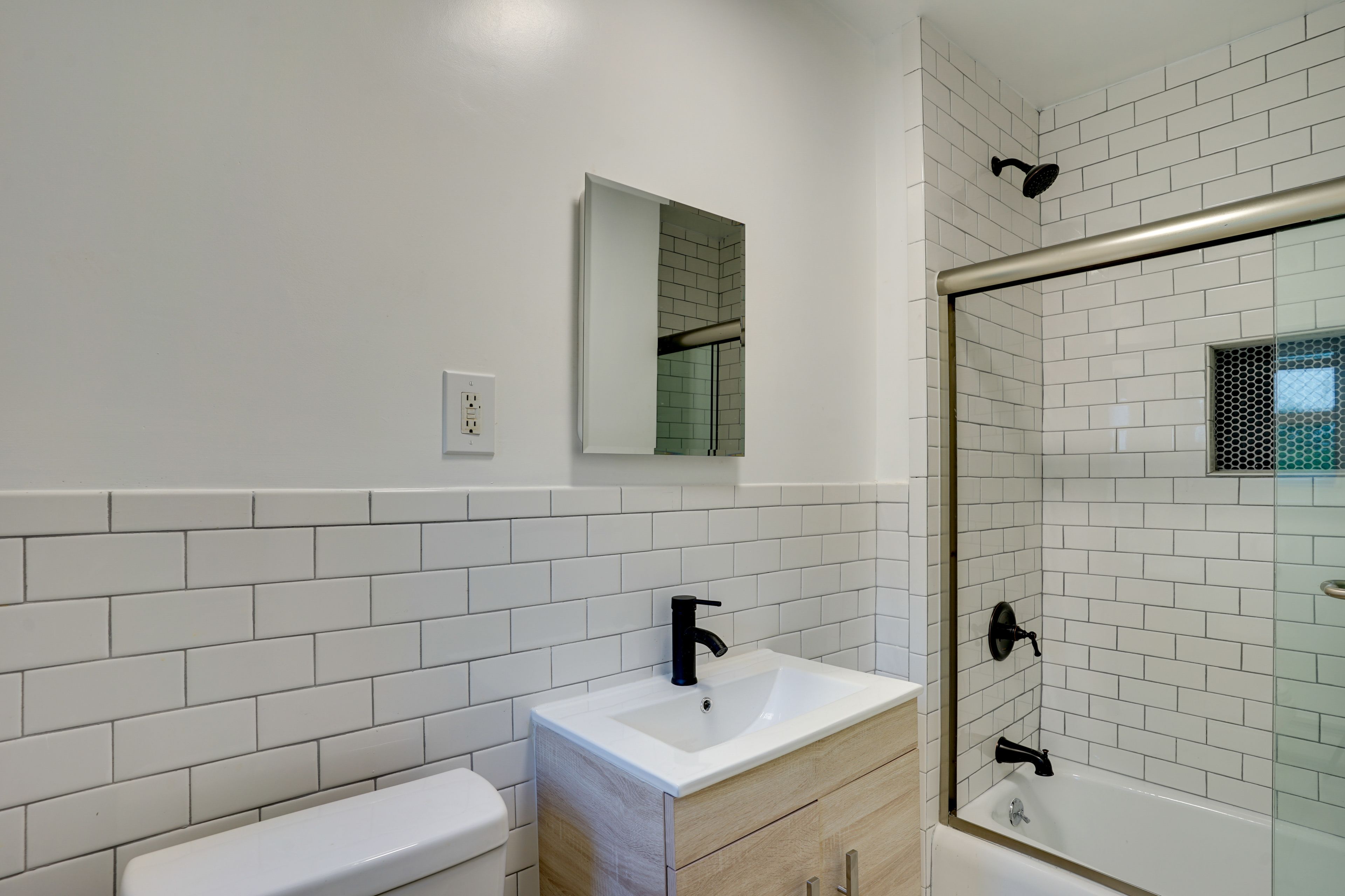 Full Bathroom | Towels Provided | Complimentary Toiletries