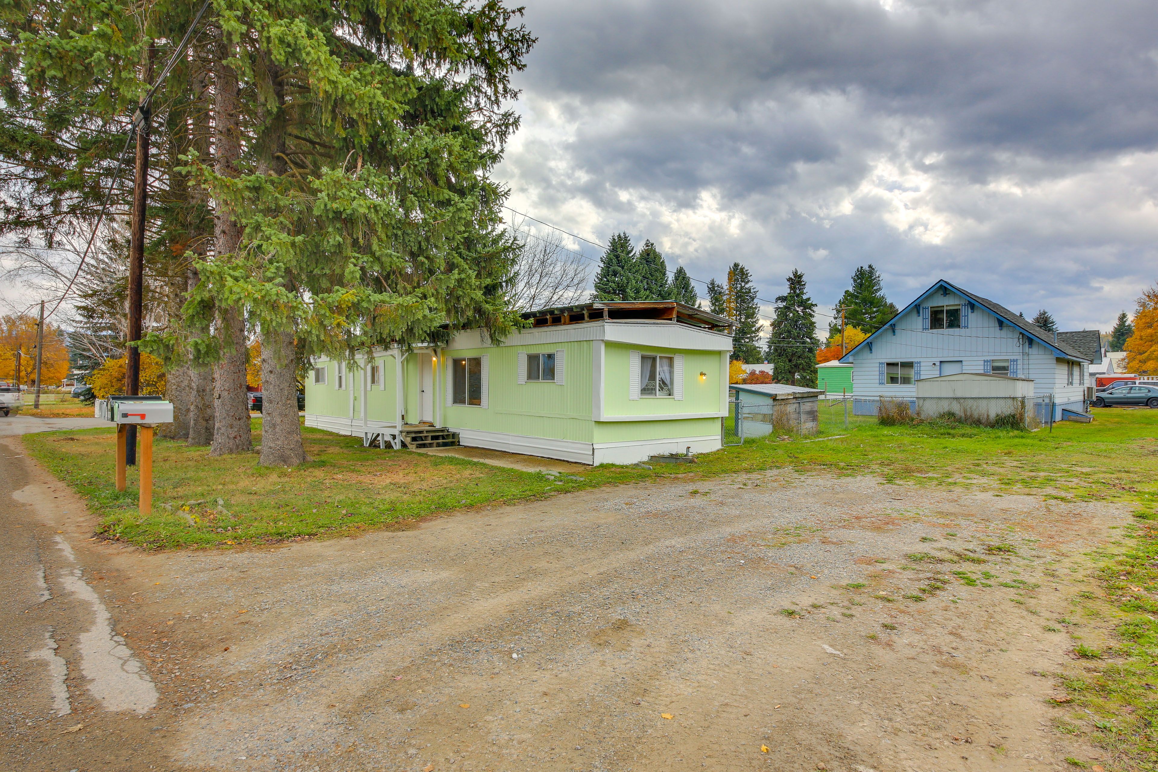 Driveway (4 Vehicles) | RV/Trailer Parking Allowed On-Site