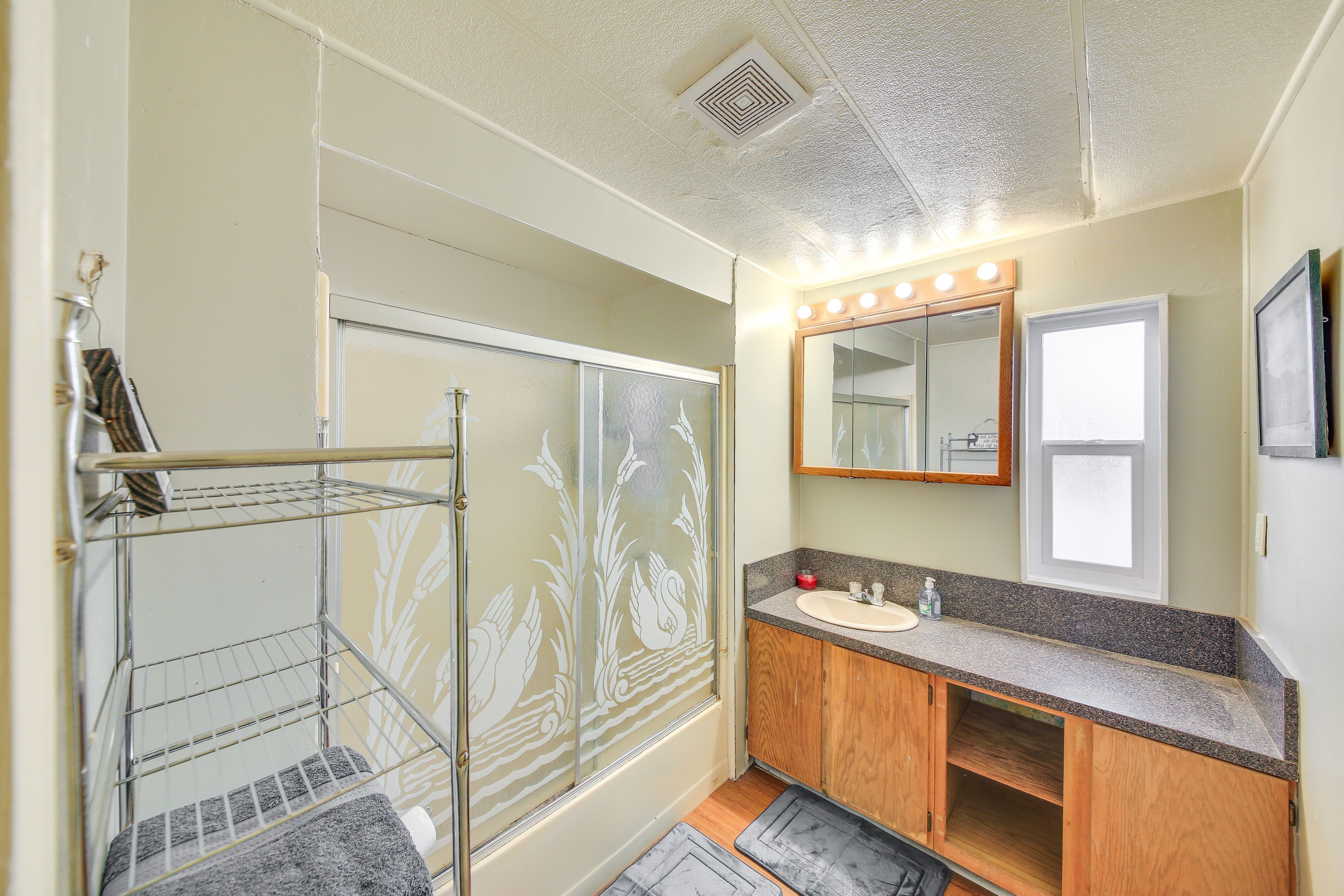Full Bathroom | Complimentary Toiletries