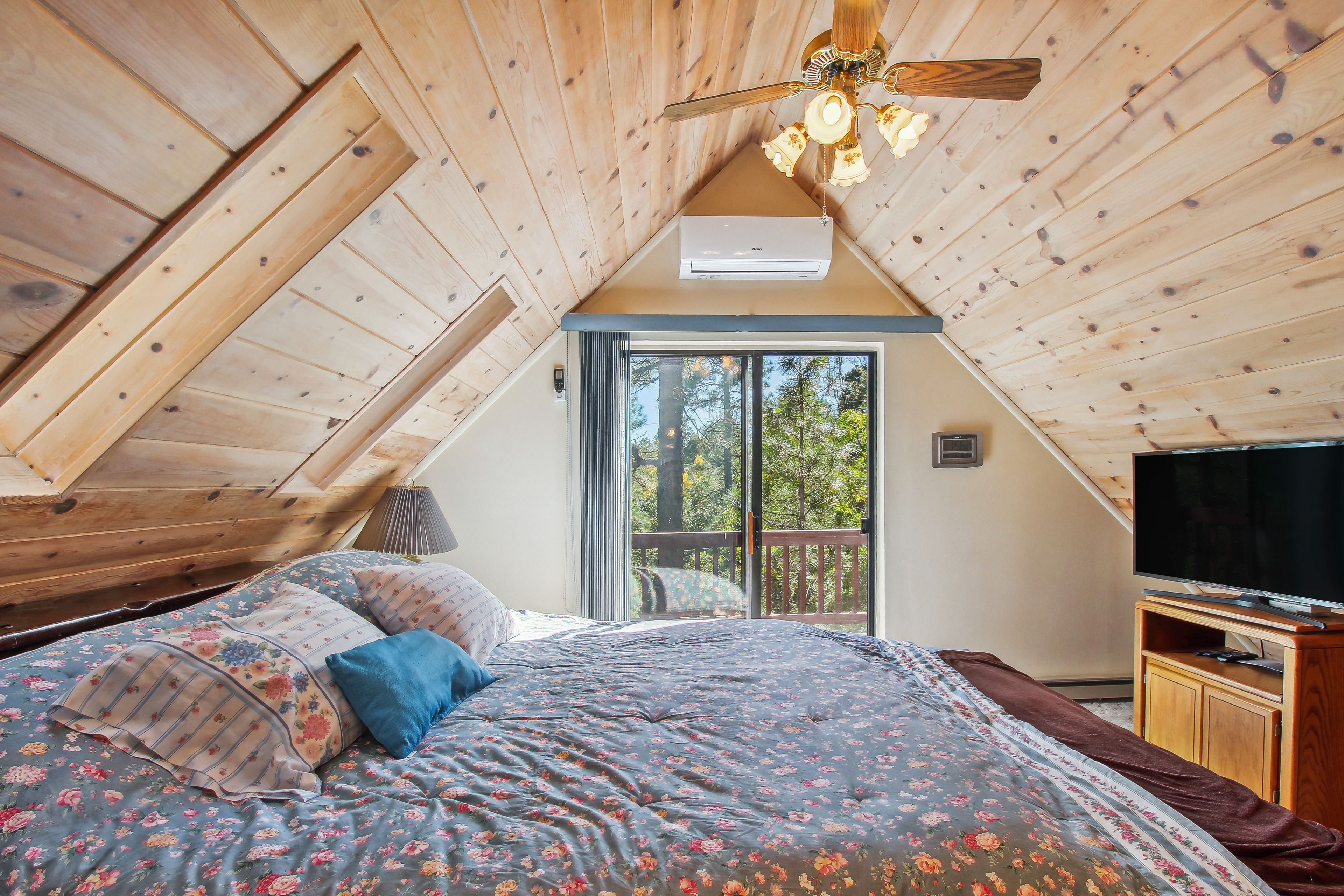 Bedroom 3 (Loft) | King Bed | 2nd Floor | Smart TV