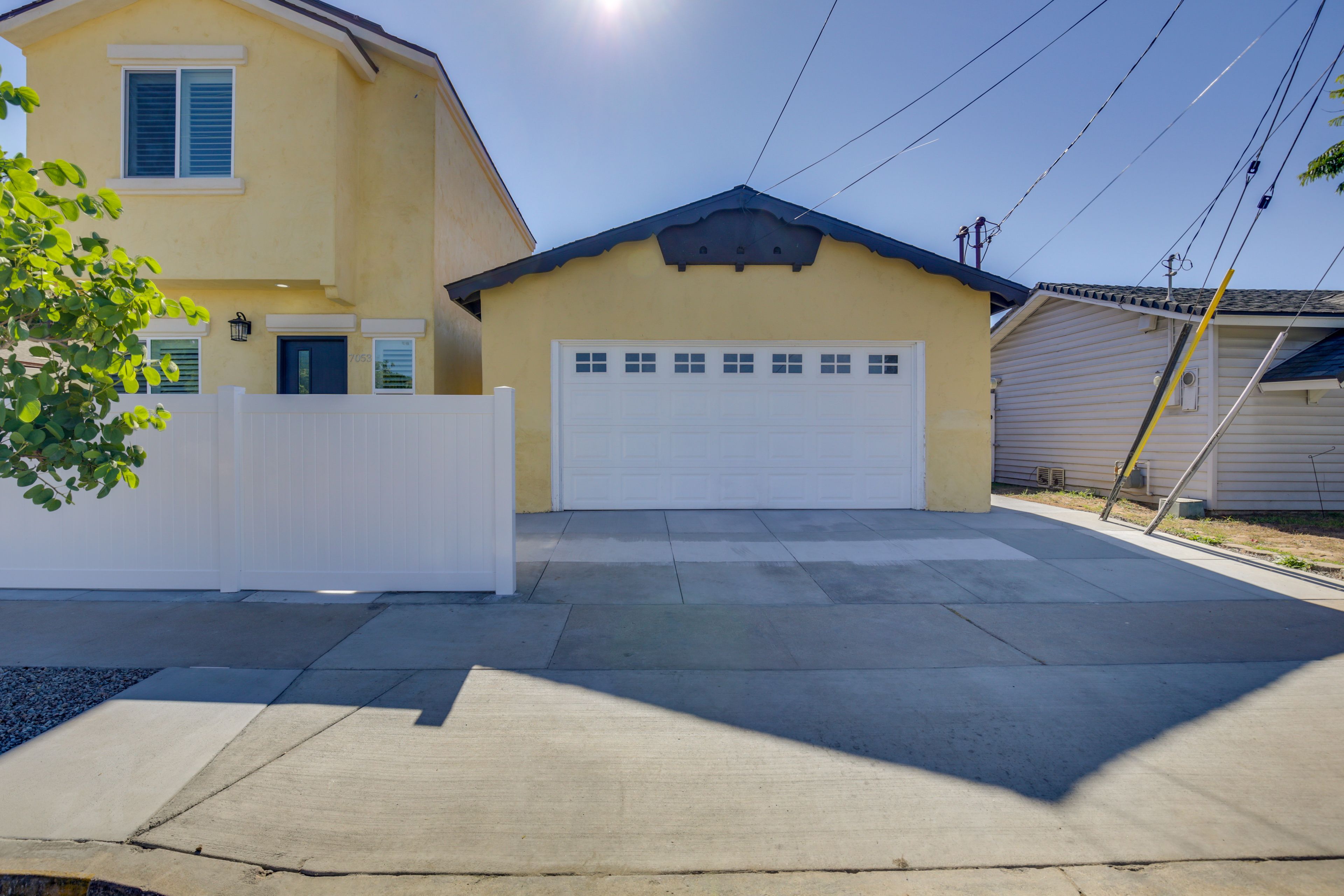 Parking | Driveway (4 Vehicles) | Free Street Parking