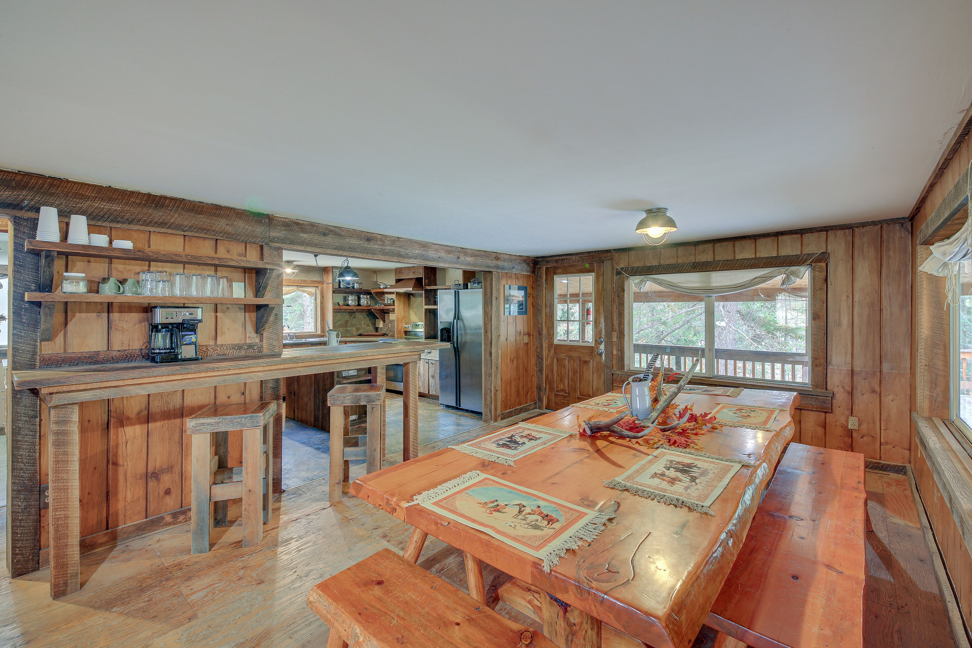 Dining Area | Dishware & Flatware Provided