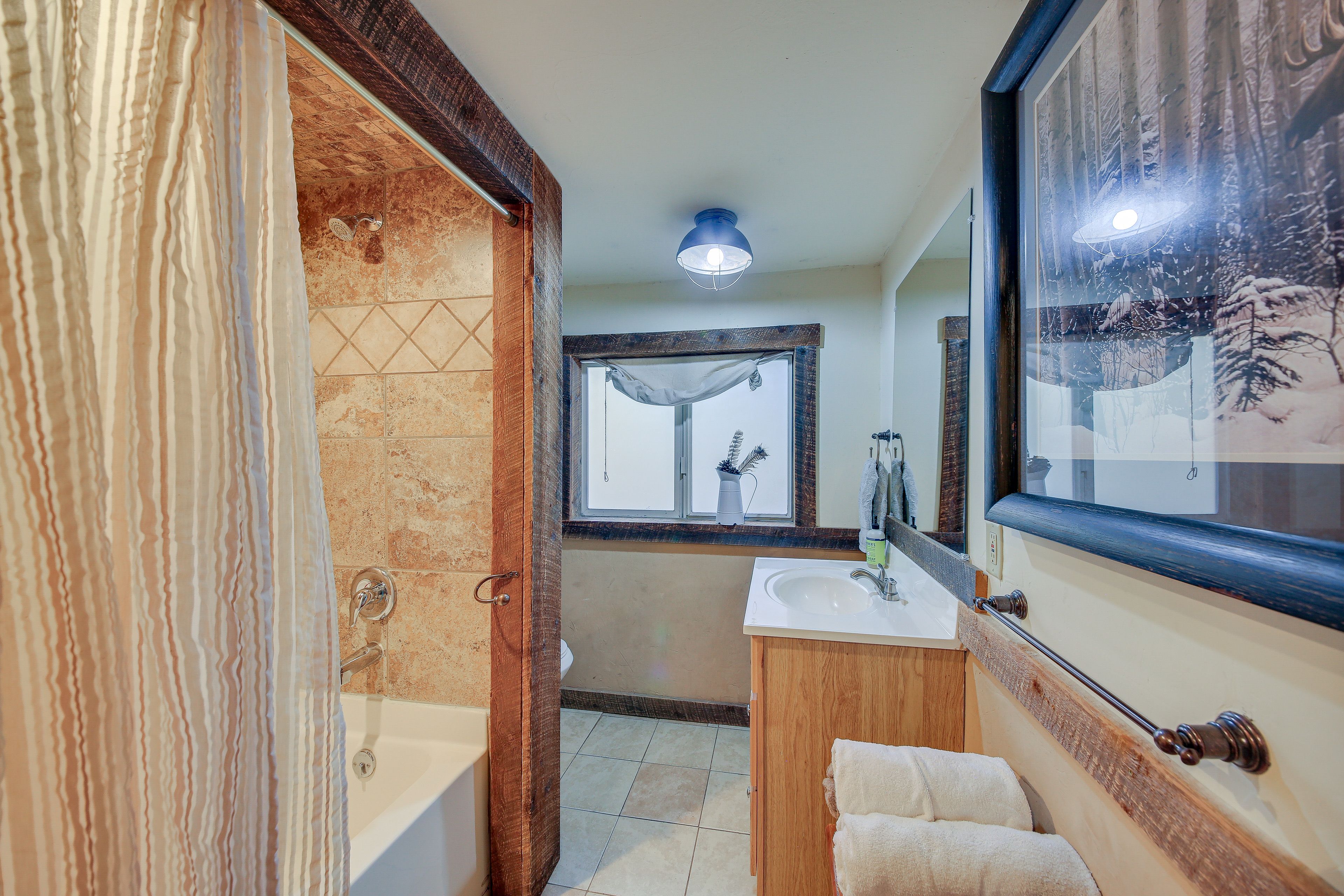 Full Bathroom | Complimentary Toiletries