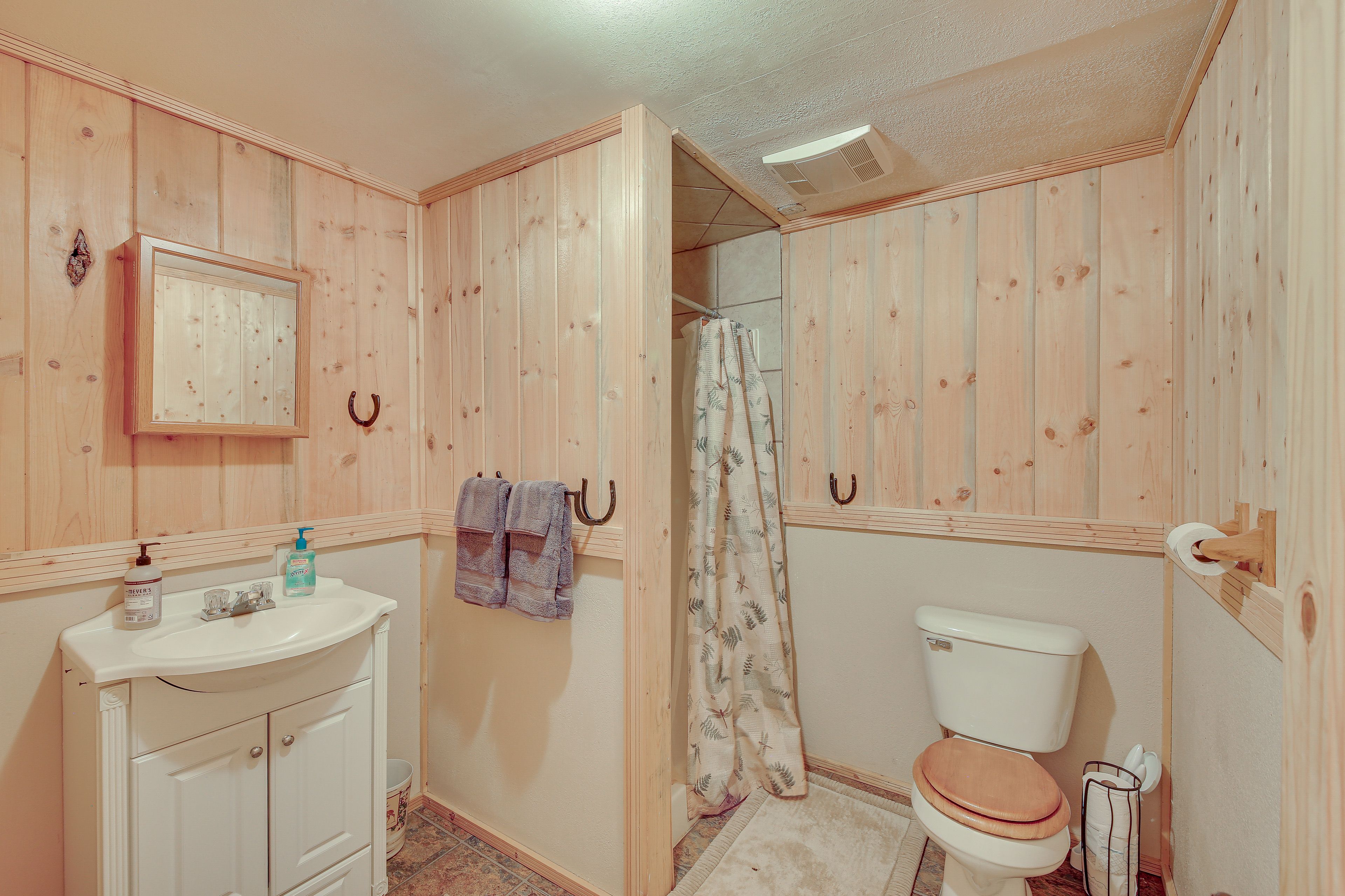 Full Bathroom | Towels Provided