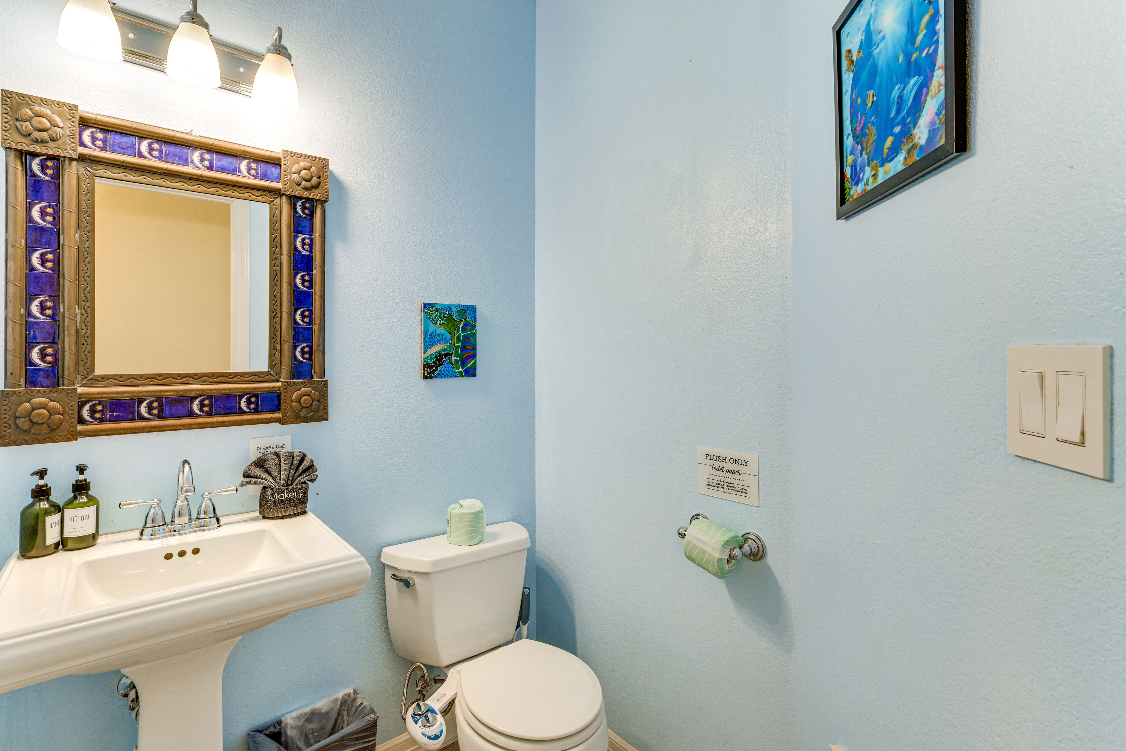 Half Bathroom | 2nd Floor | Towels Provided