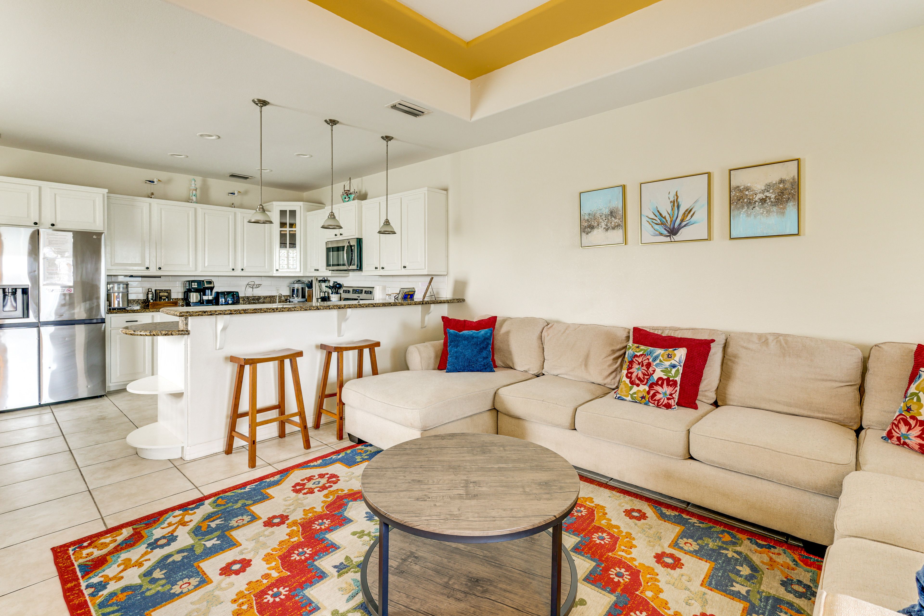 Living Room | 2nd Floor | Smart TV w/ Roku | Stairs Required