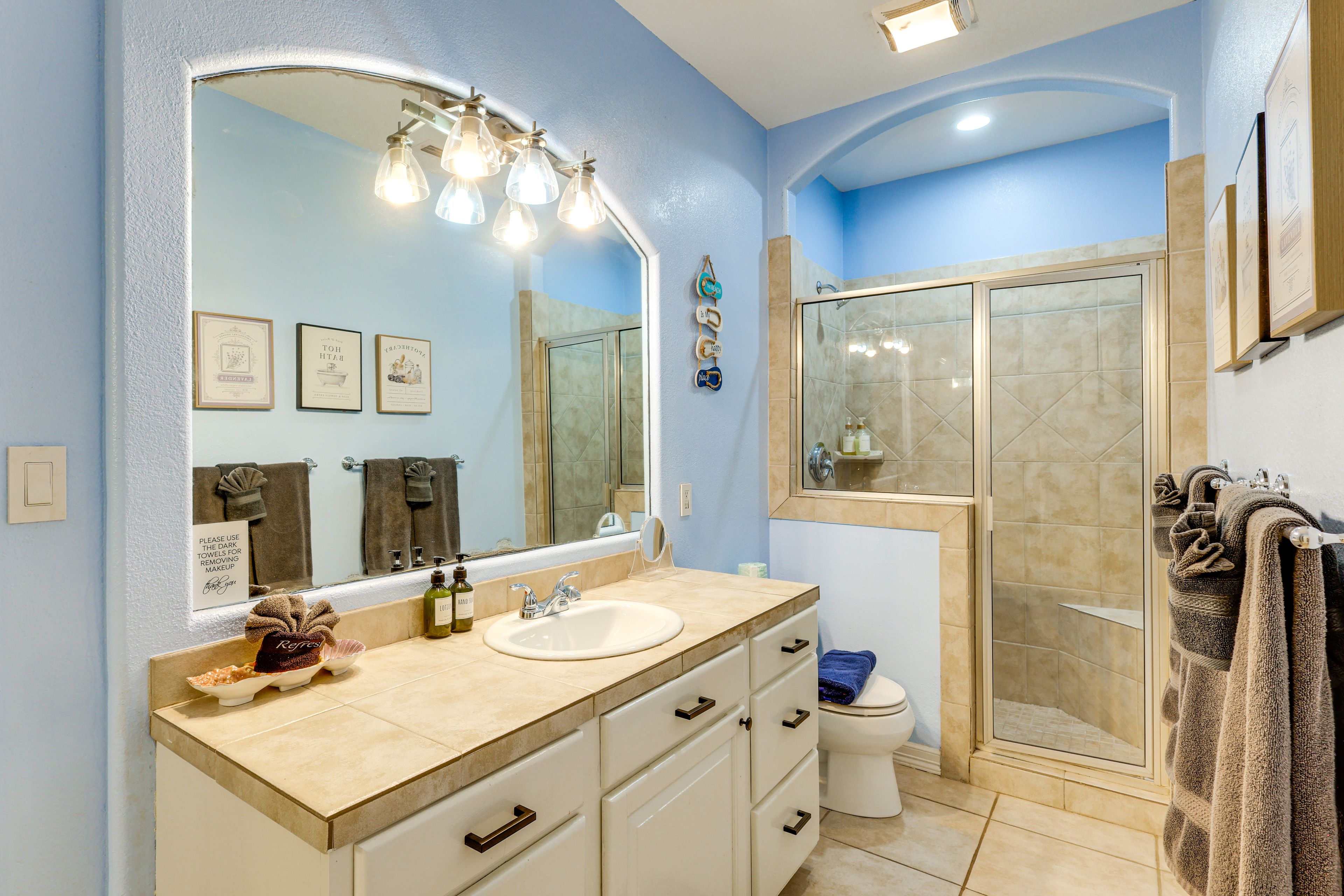 Full Bathroom | 2nd Floor | Complimentary Toiletries