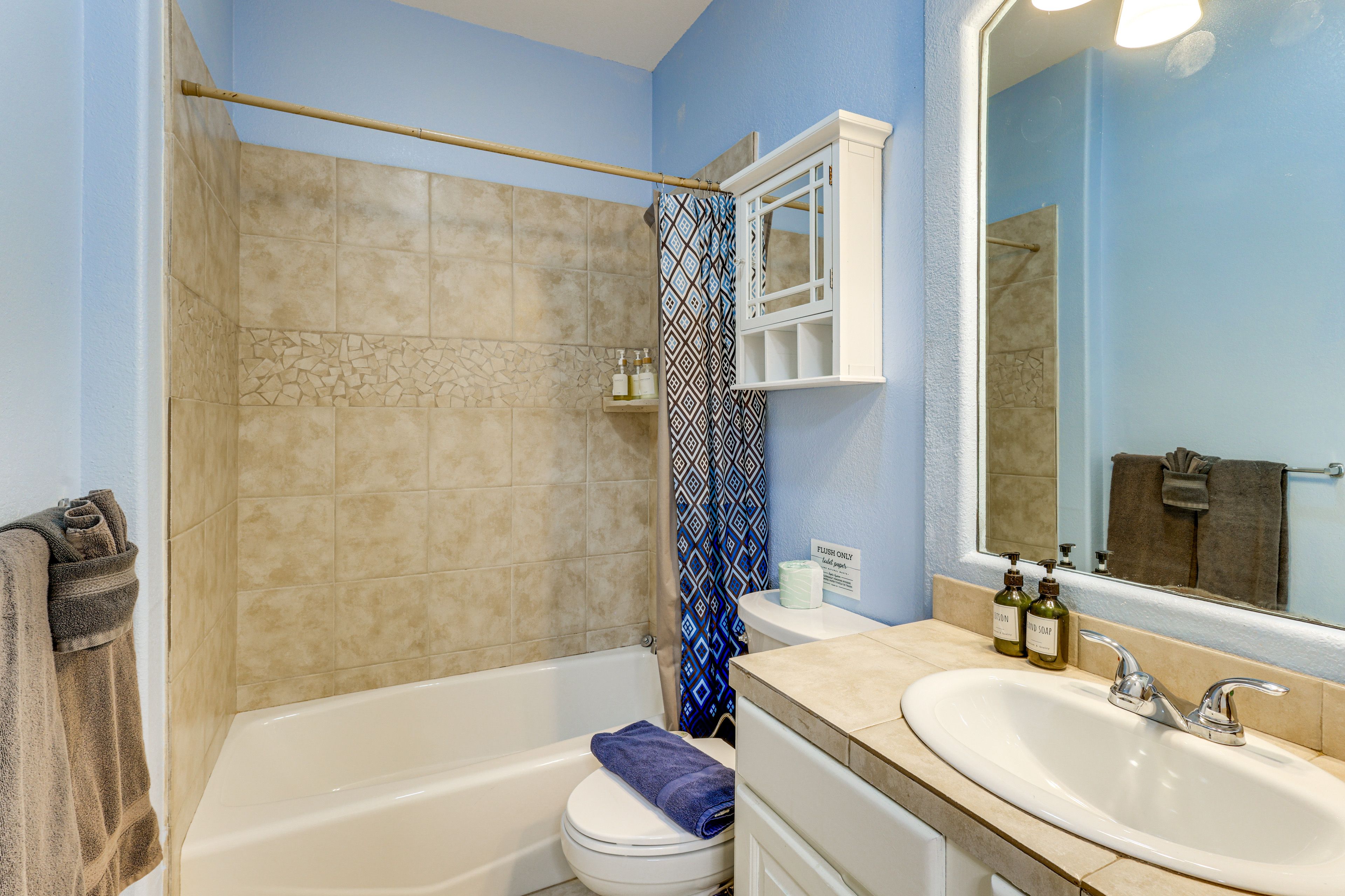 Full Bathroom | 1st Floor | Shower/Tub Combo