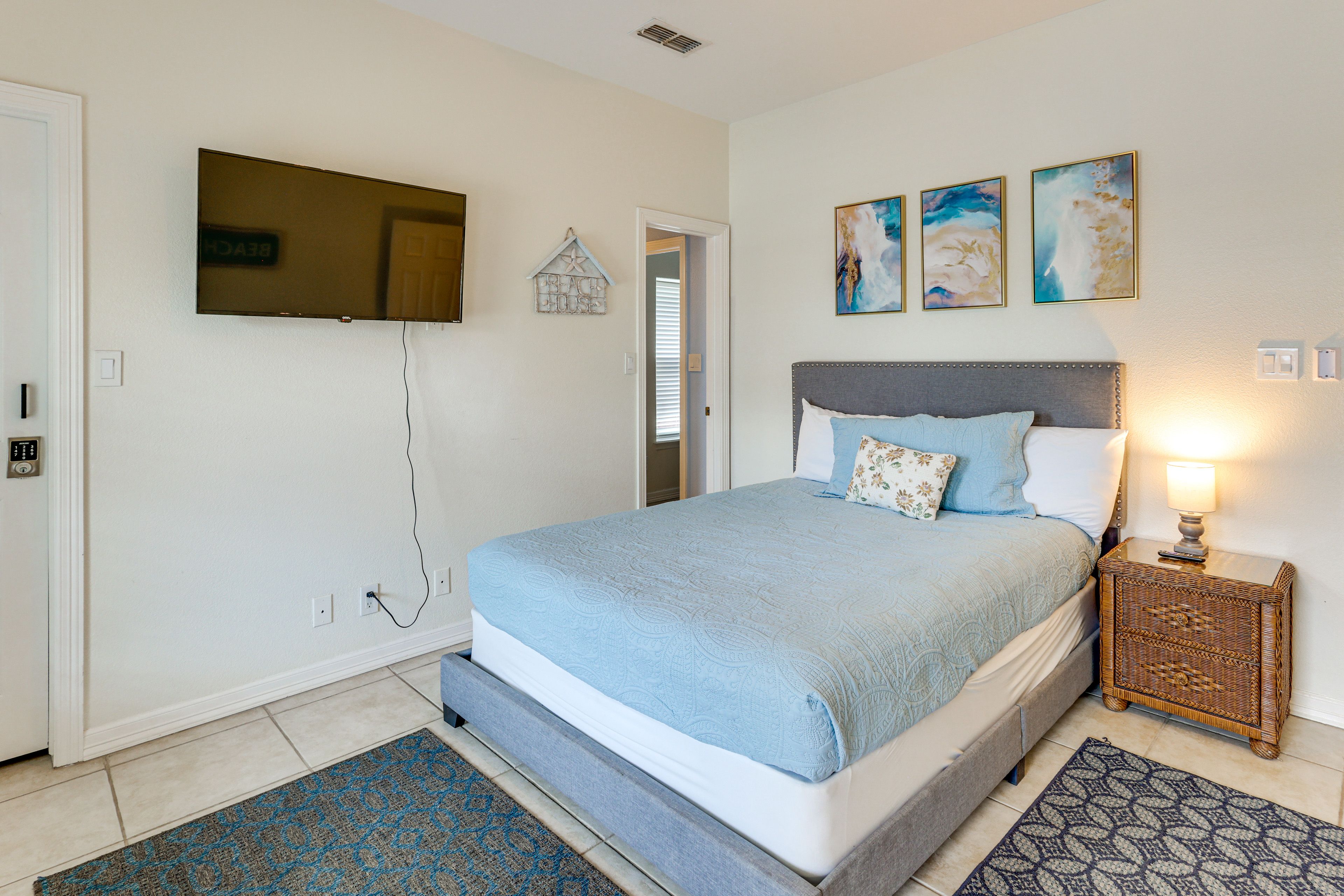 Bedroom 2 | Queen Bed | 1st Floor | Linens Provided