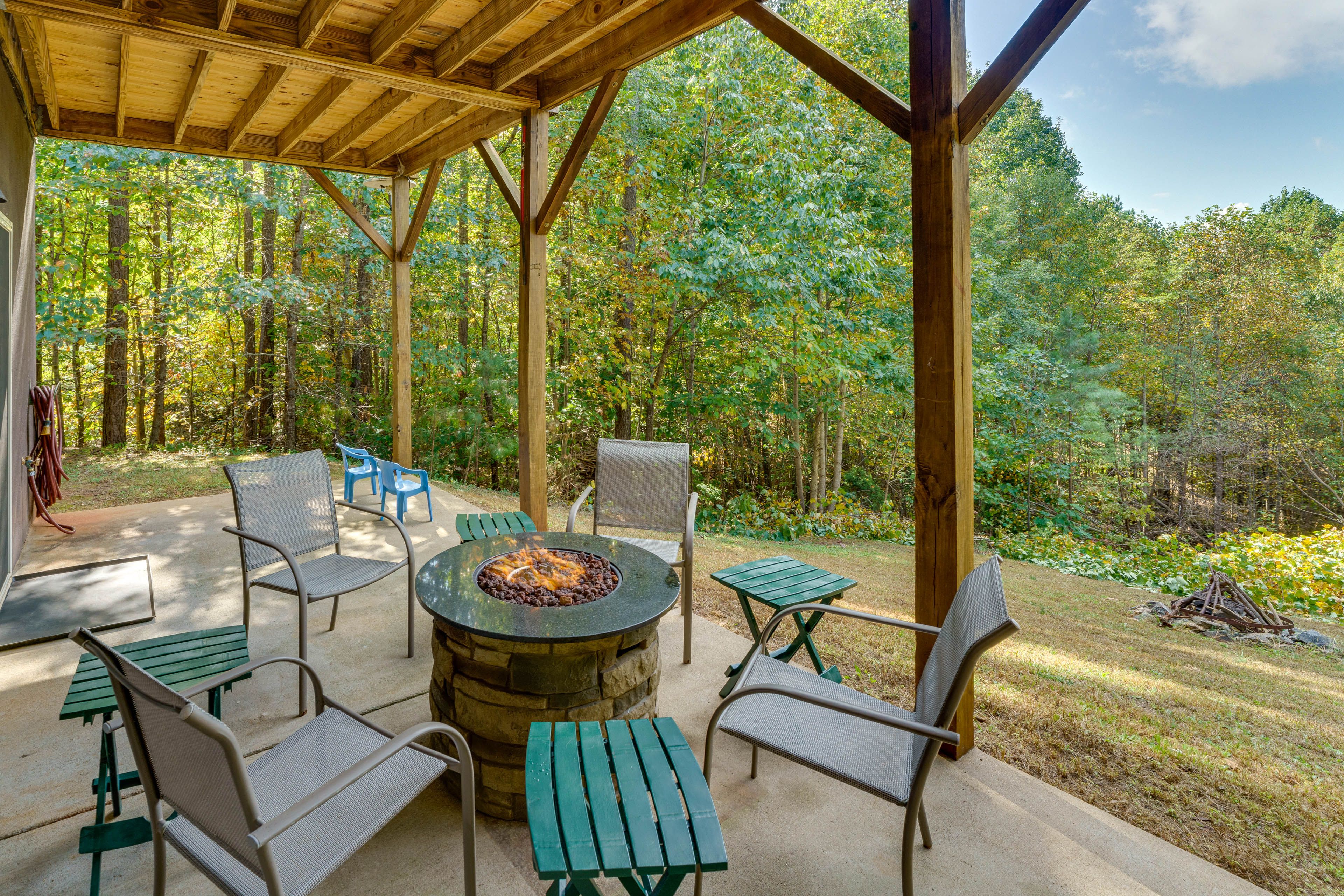 Bostic Vacation Rental | 2BR | 3BA | 2,340 Sq Ft | 7 Exterior Steps Required