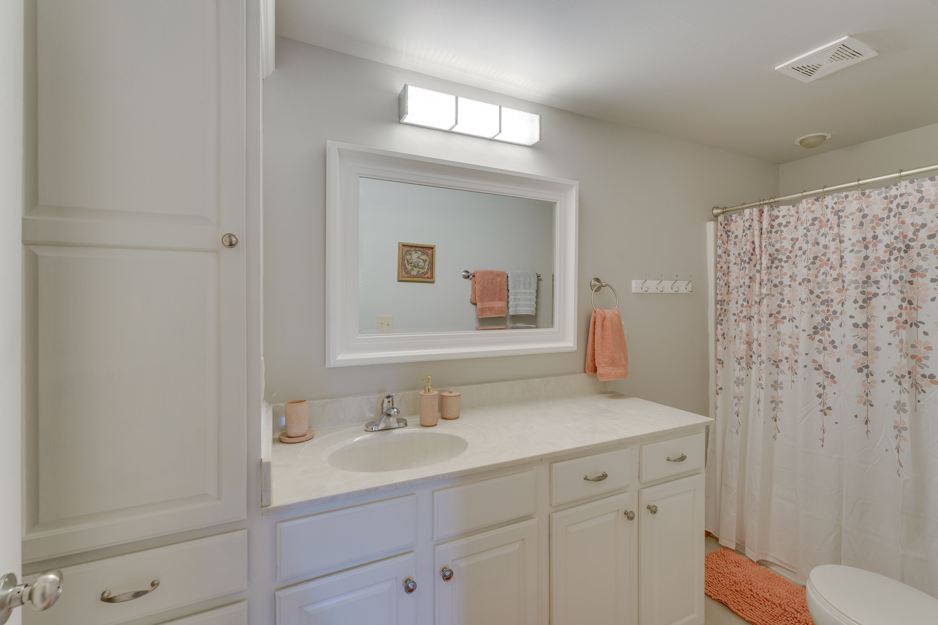Full Bathroom | Basement | Shower/Tub Combo | Hair Dryer