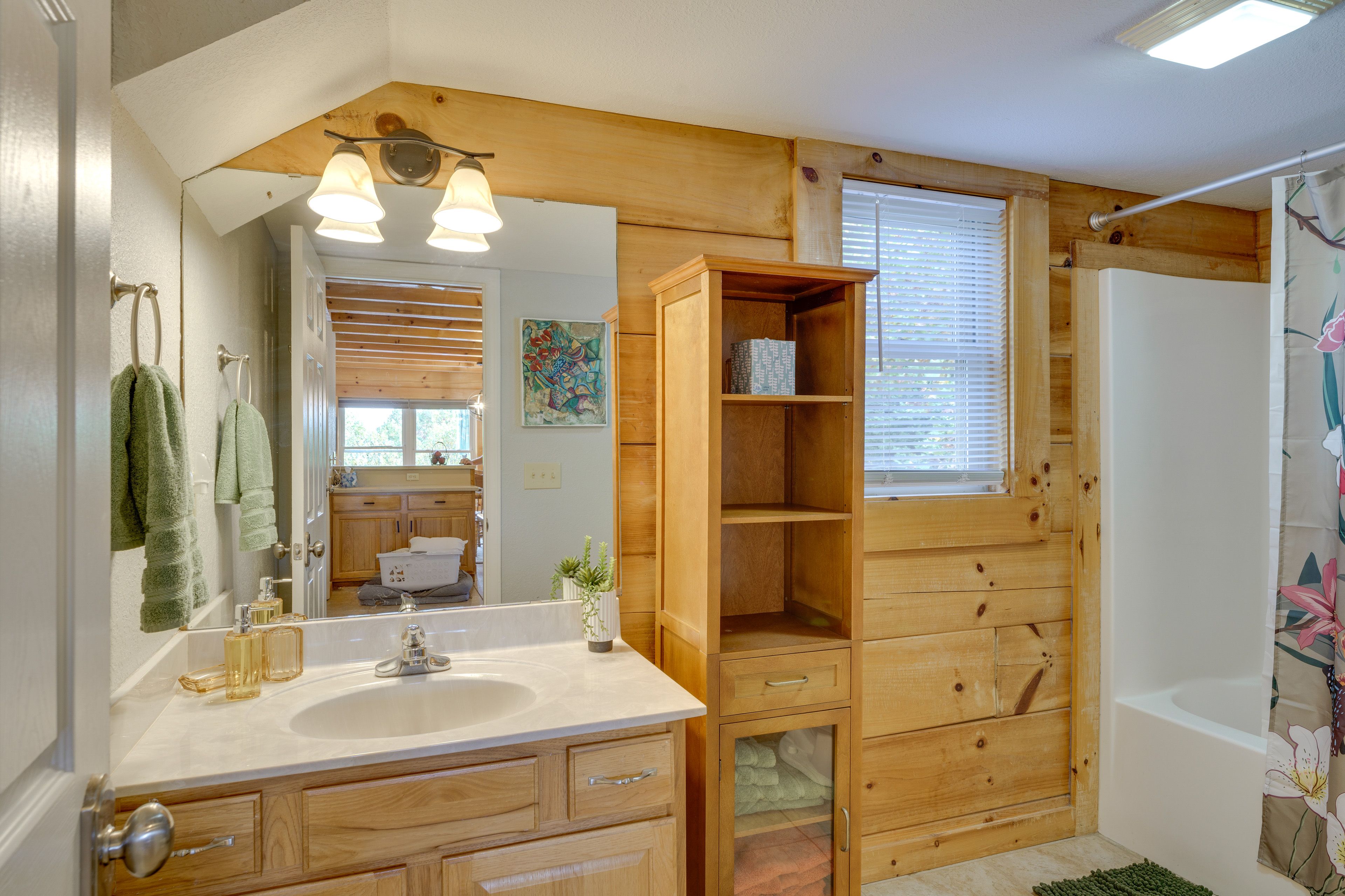 Full Bathroom | 1st Floor | Shower/Tub Combo | Complimentary Toiletries