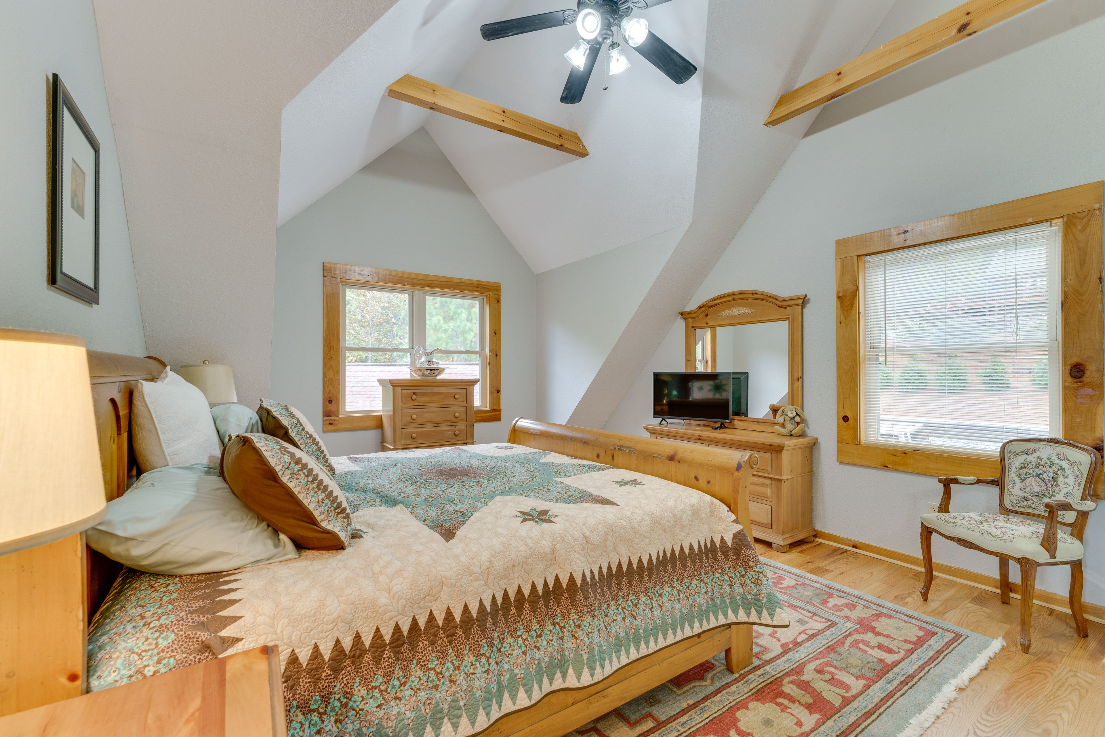 Bedroom 2 | Loft | King Bed | Smart TV | En-Suite Bathroom