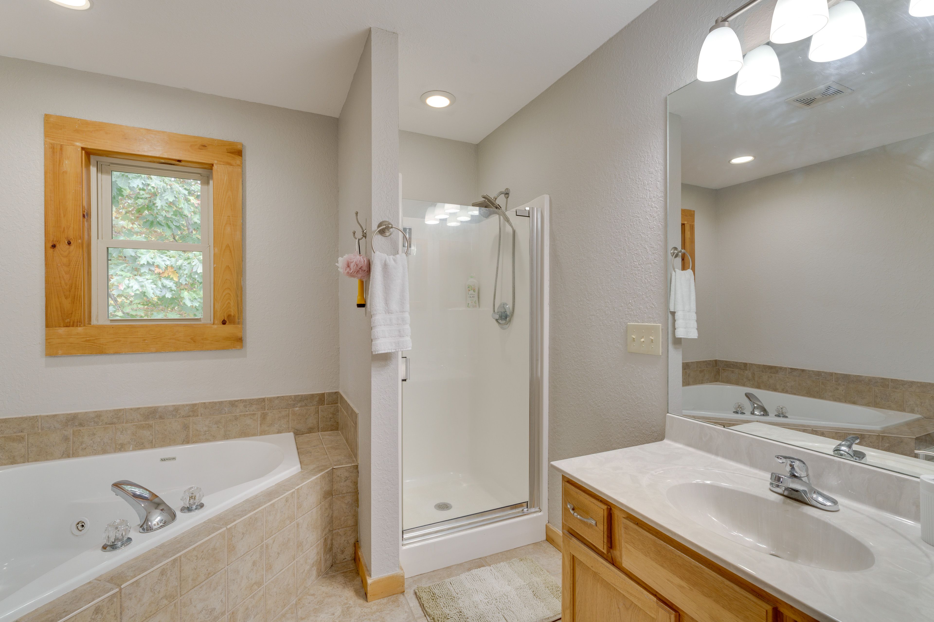 Full Bathroom | Loft | Jetted Tub | Walk-In Shower | Towels Provided
