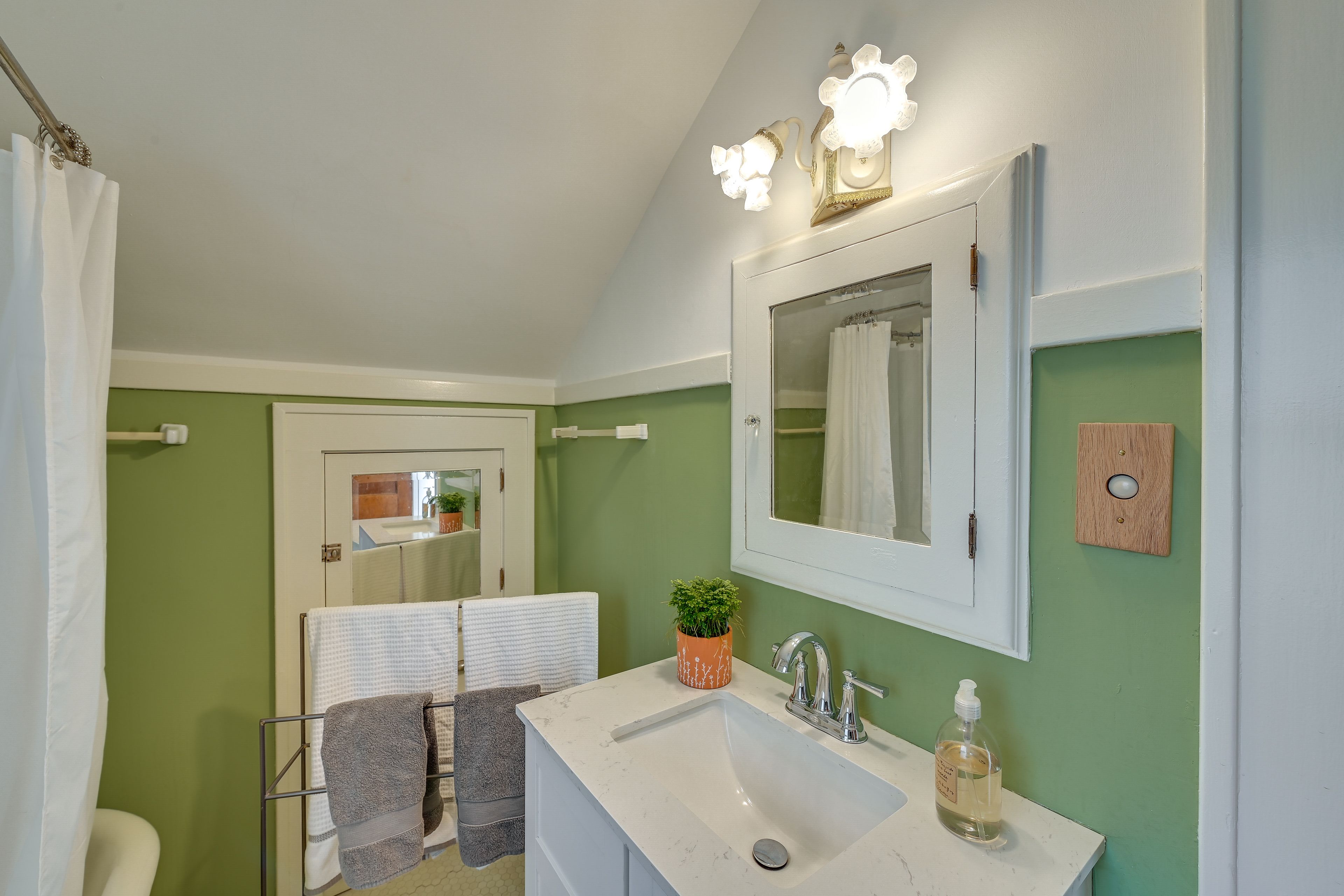 Full Bathroom | Complimentary Toiletries | 2nd Floor