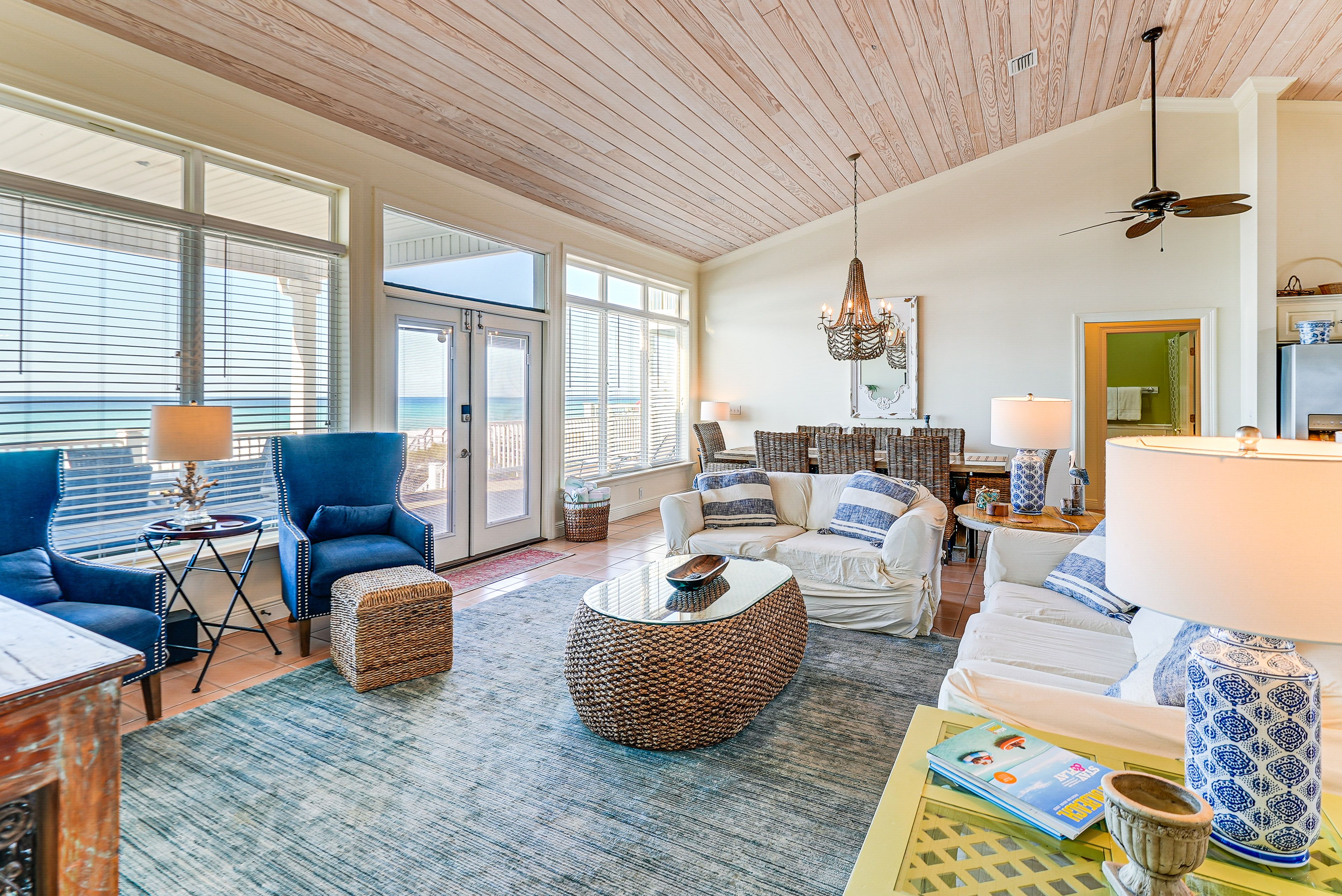 Living Room | Free WiFi | Central Heating & A/C | Smart TV