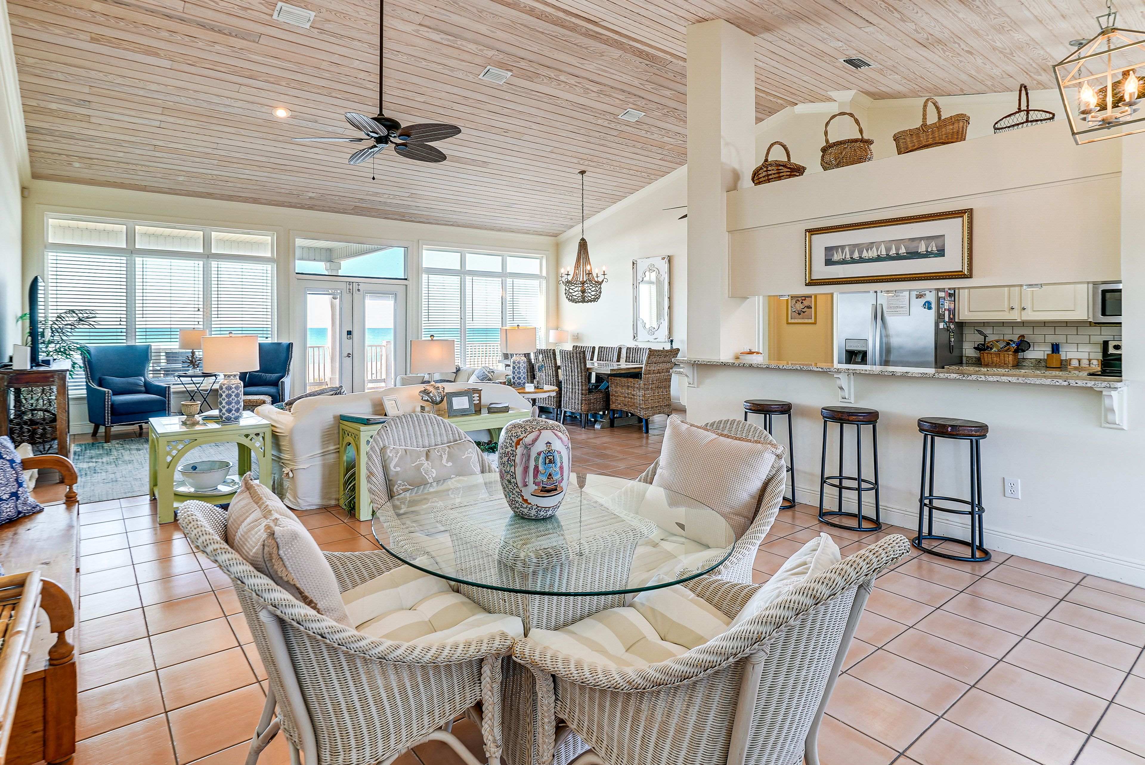 Dining Area | Dishware/Flatware Provided