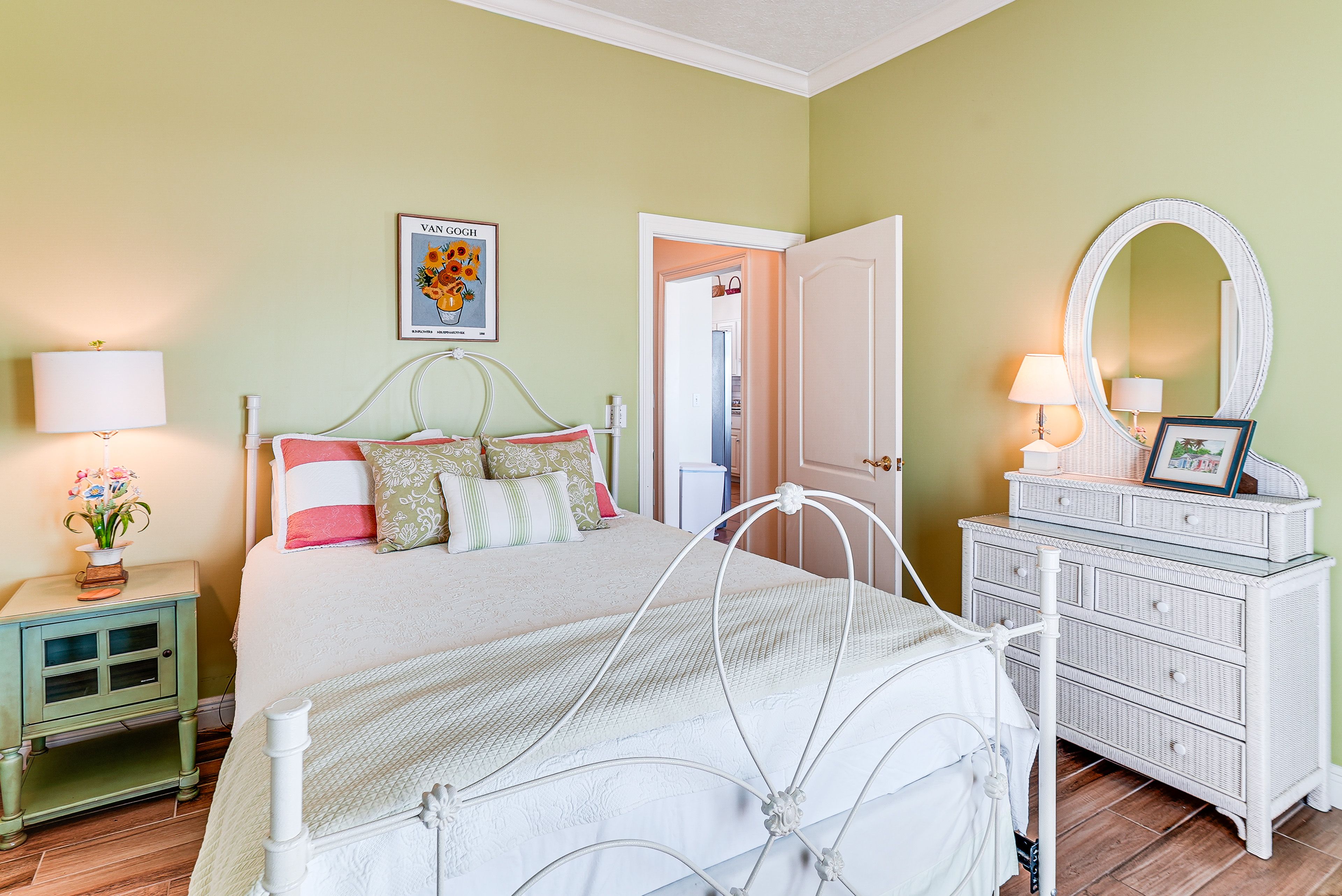 Bedroom 2 | Queen Bed