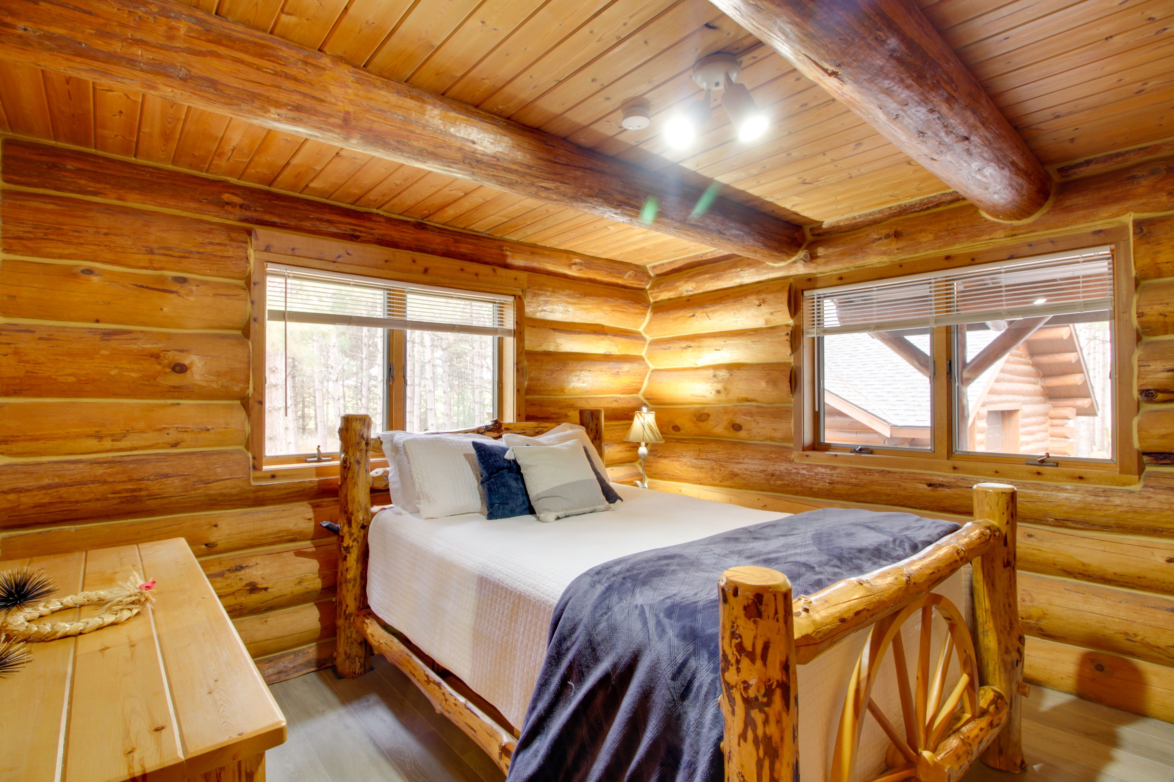 Bedroom 1 | Queen Bed | Main Floor