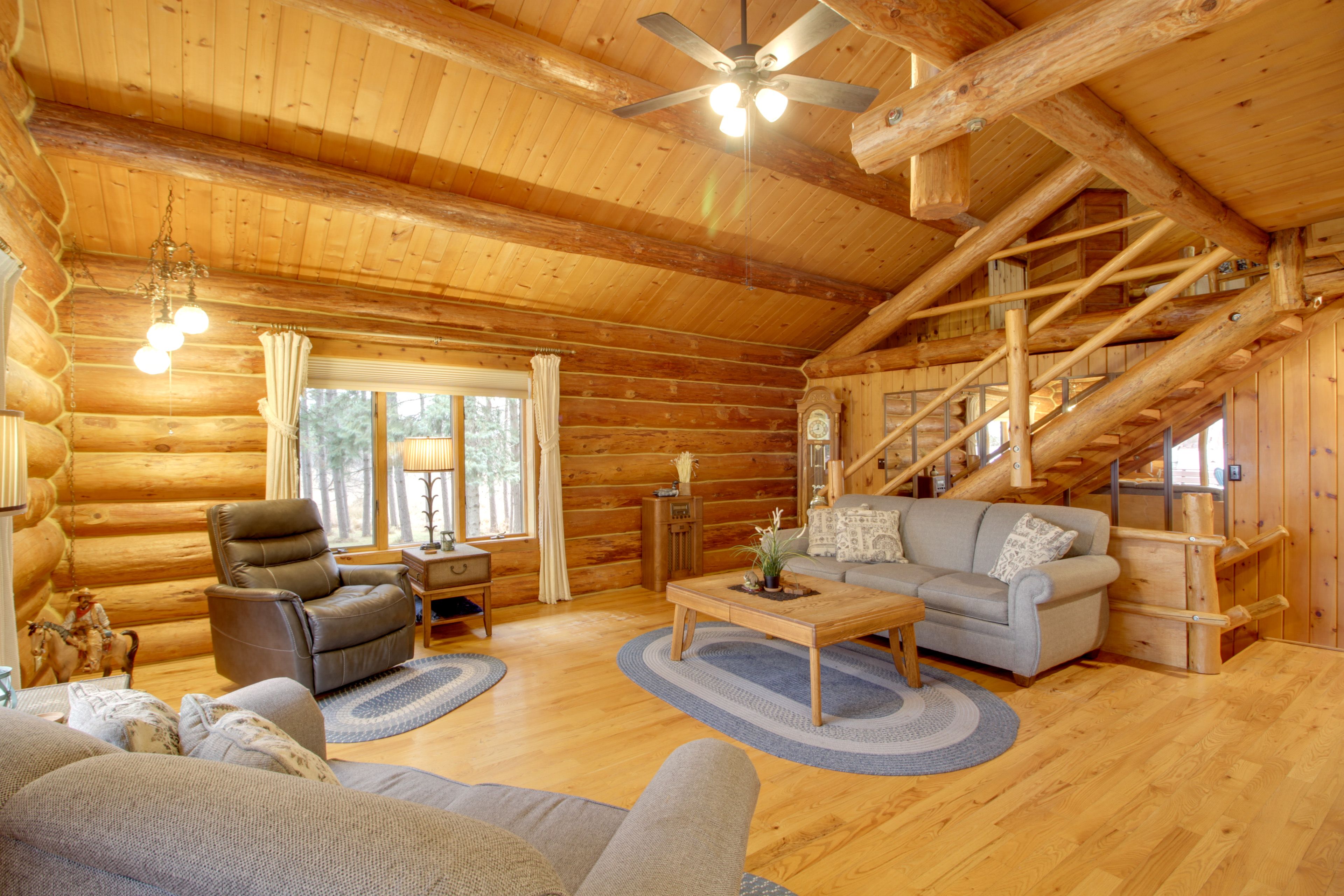 Living Room | Decorative Fireplace | Free WiFi | Central A/C