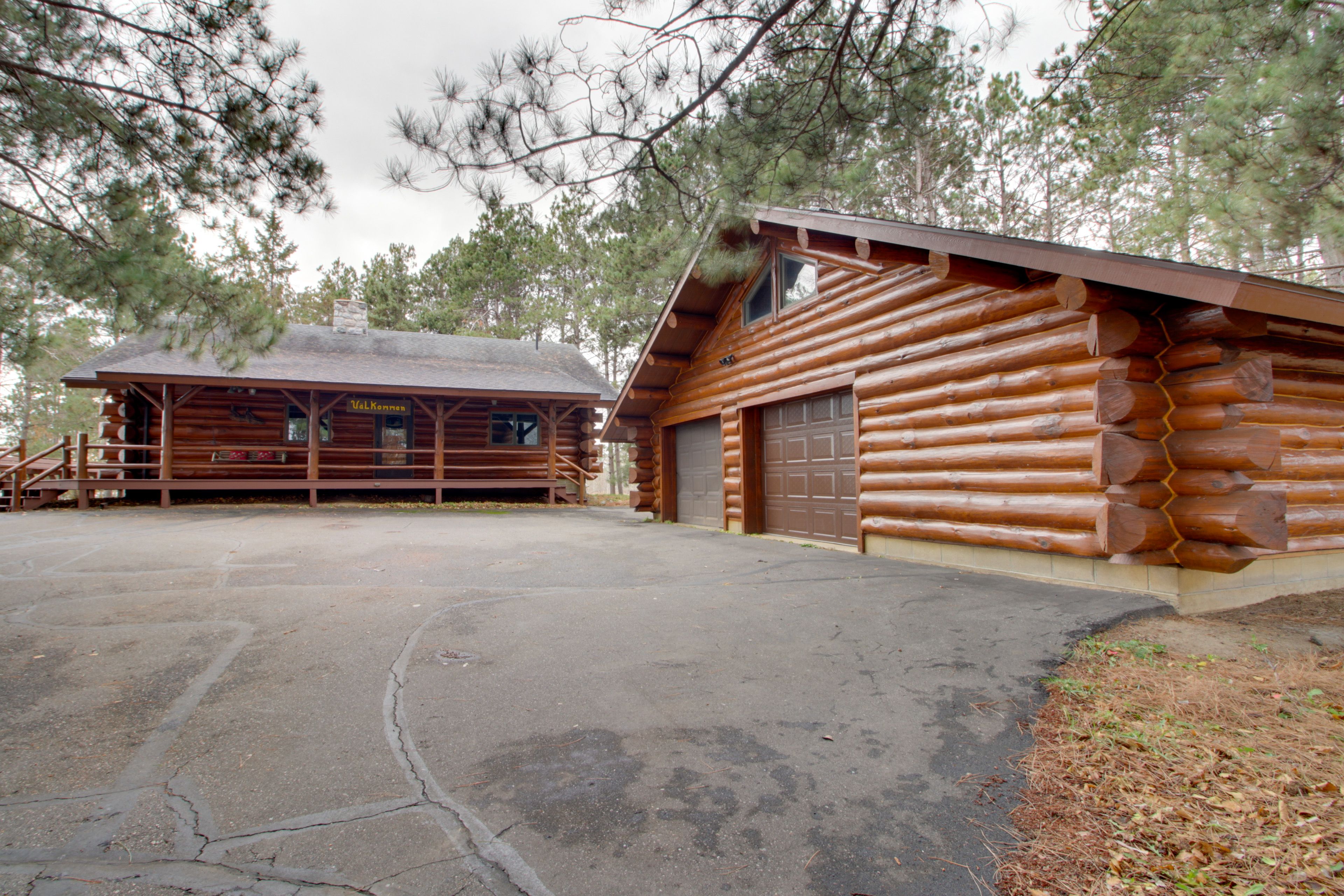 Parking | Driveway (5 Vehicles) | Garage (2 Vehicles)