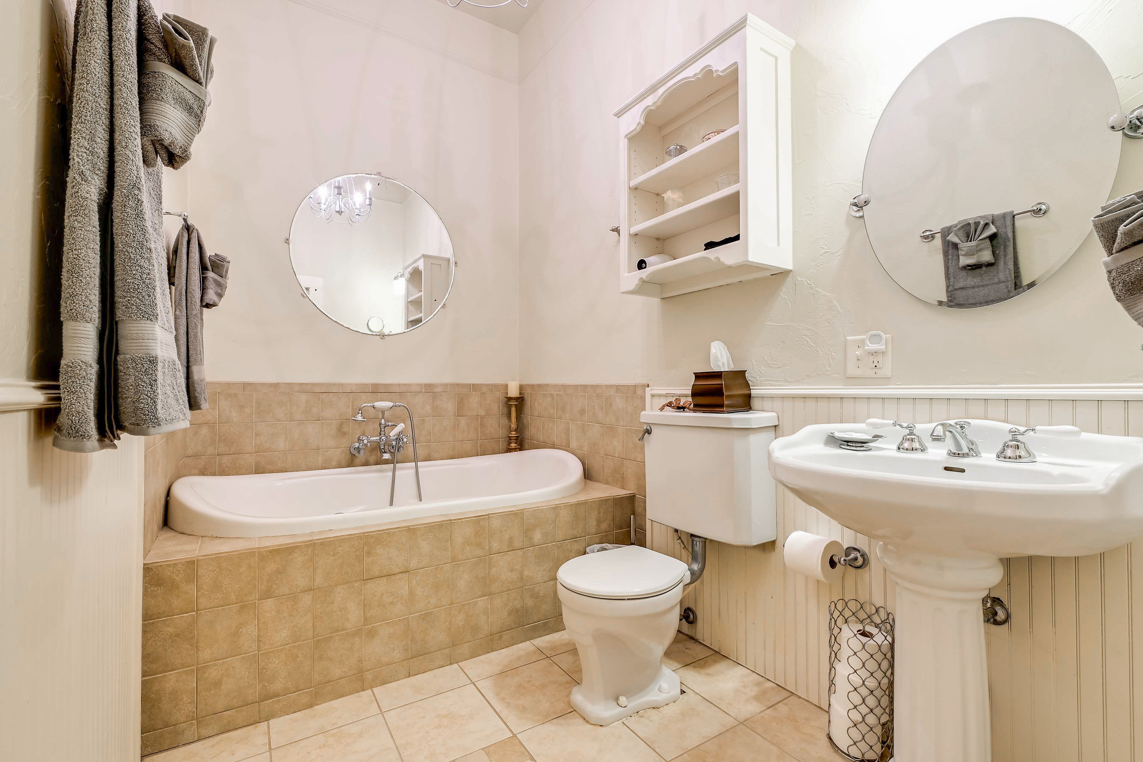 En-Suite Bathroom | Complimentary Toiletries | Soaking Tub