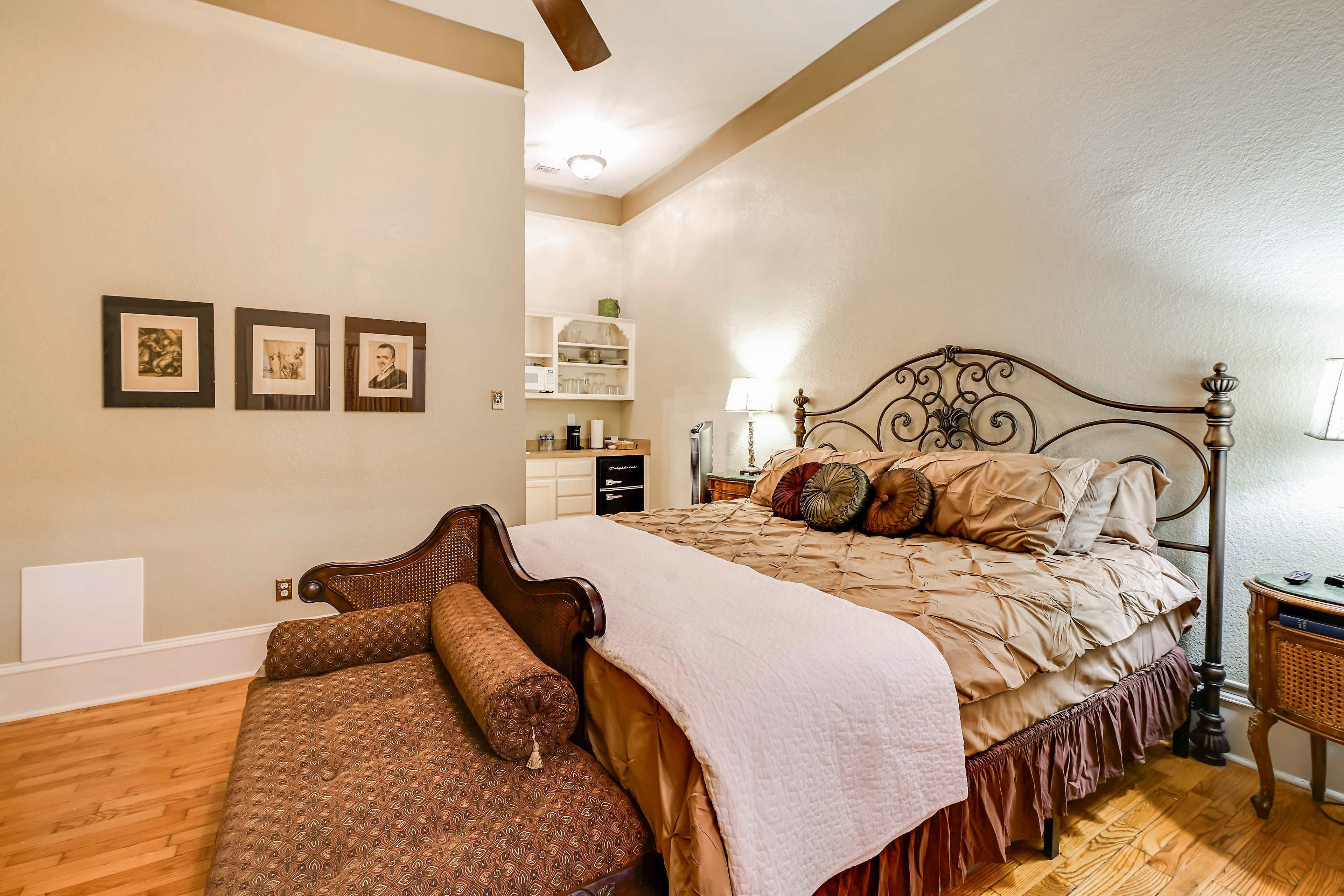Bedroom | King Bed | Linens & Towels | Smart TV | En-Suite Bathroom