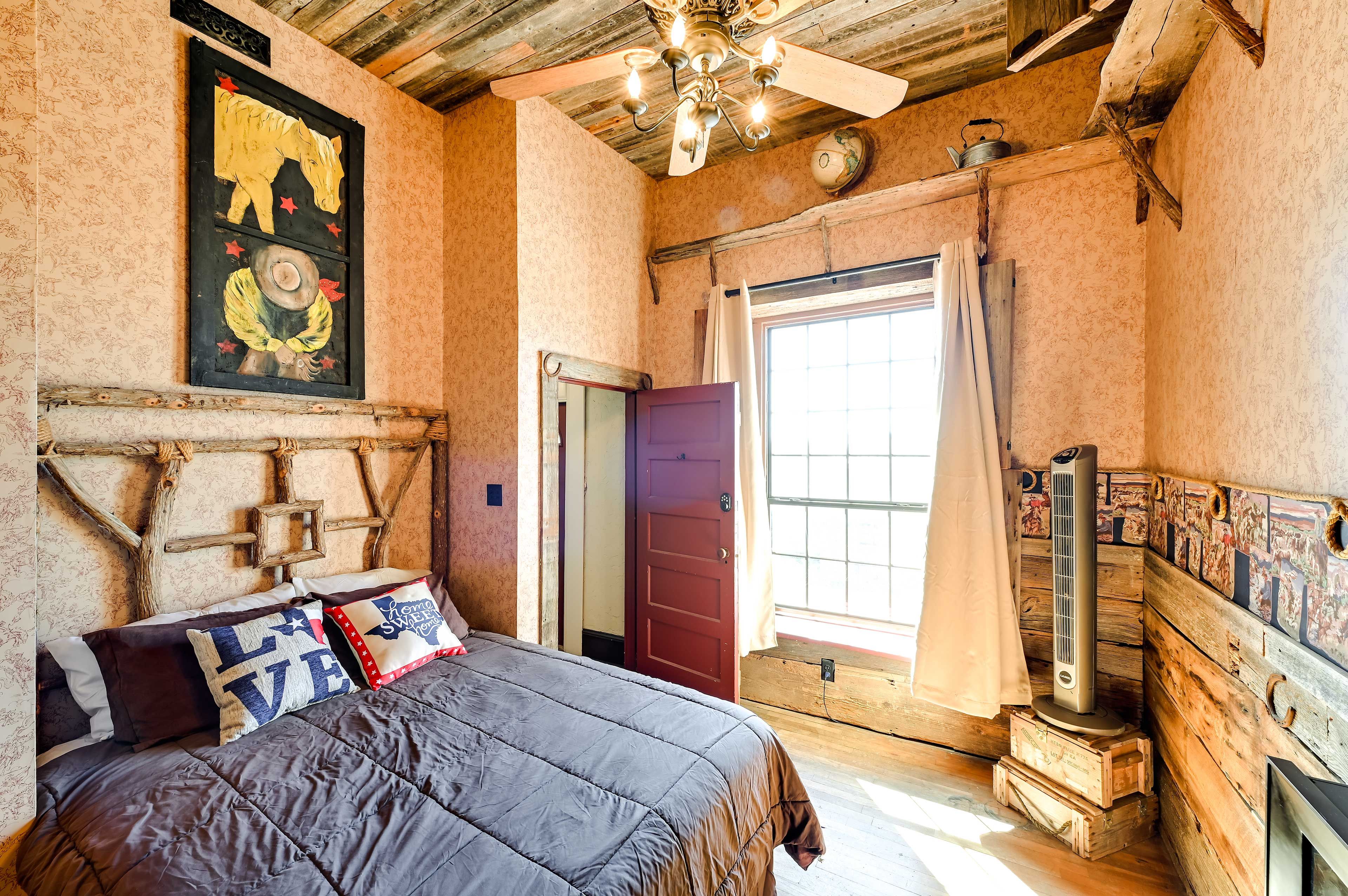 Studio | Queen Bed | Linens & Towels