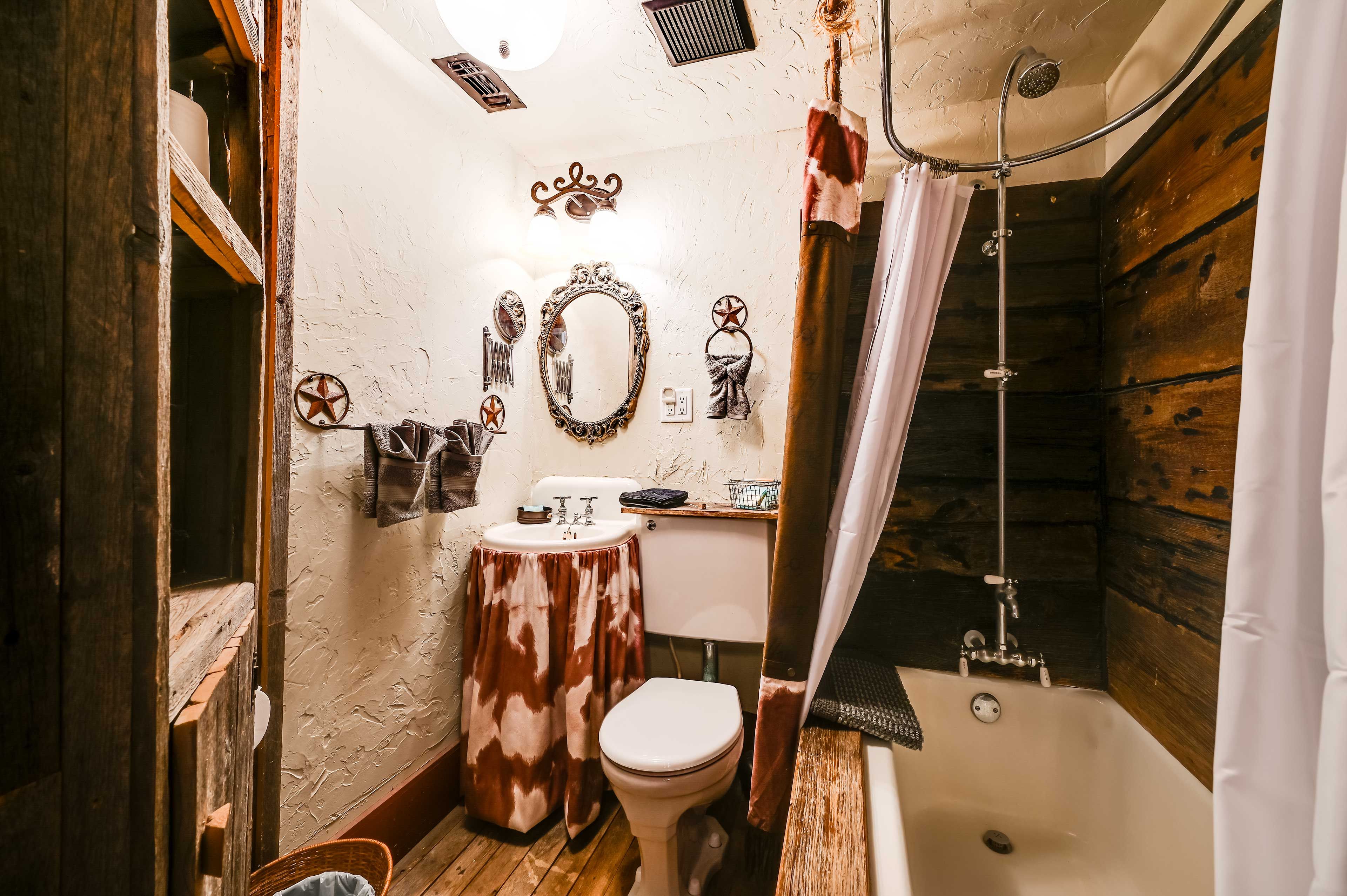 Full Bathroom | Complimentary Toiletries