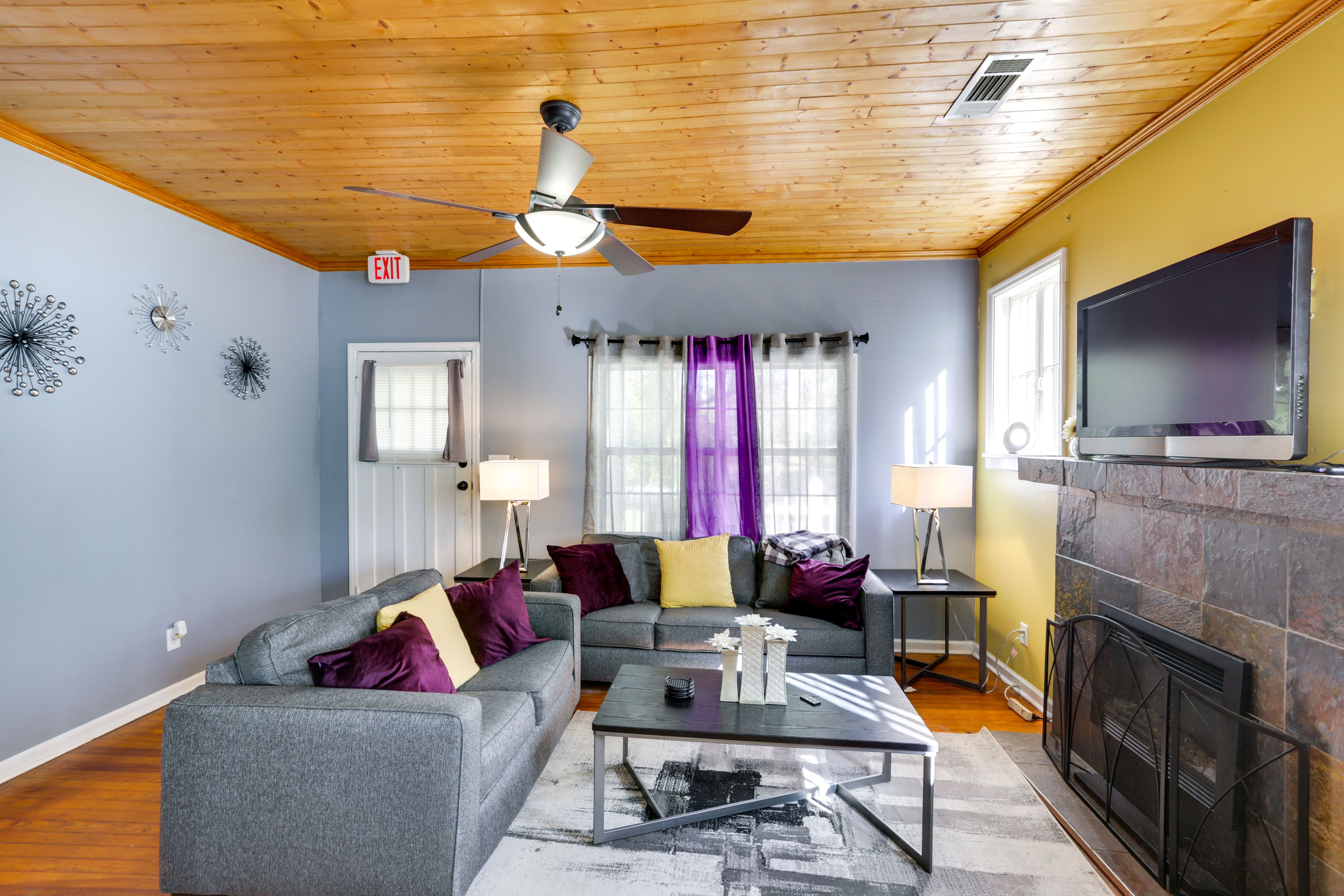 Living Room | TV | Free WiFi