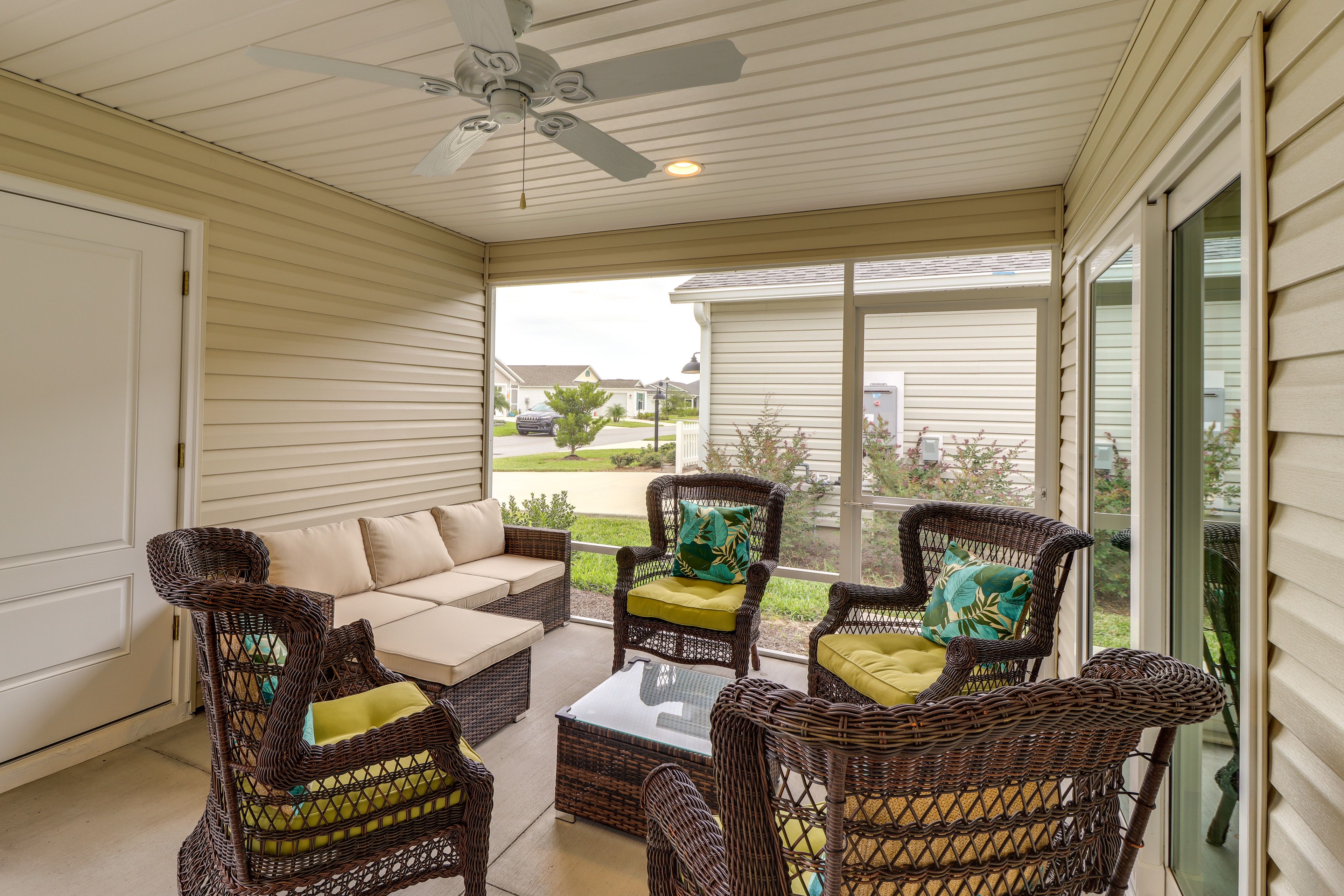 Screened Patio | Outdoor Seating