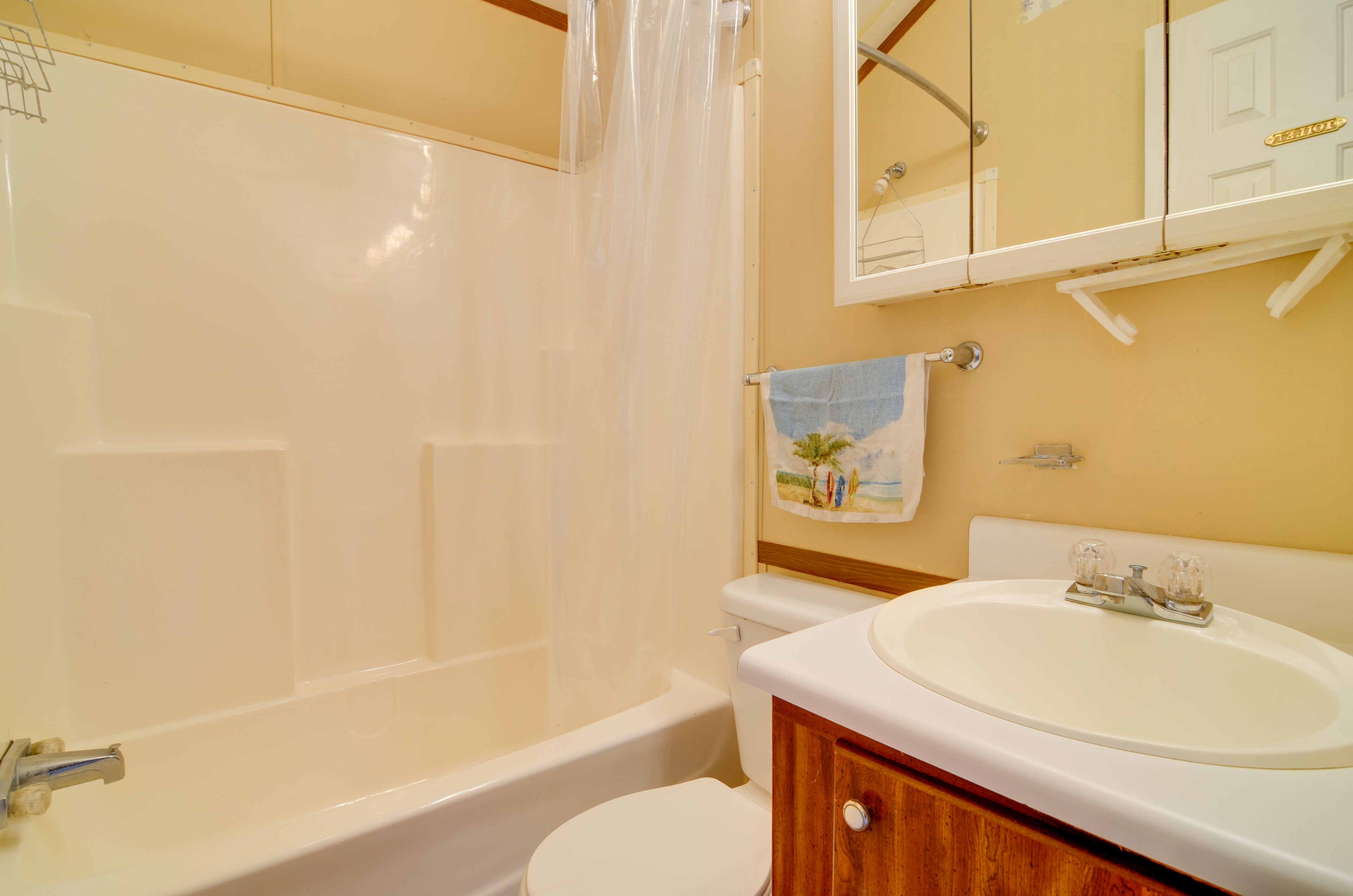 Full Bathroom | Shower/Tub Combo | Complimentary Toiletries