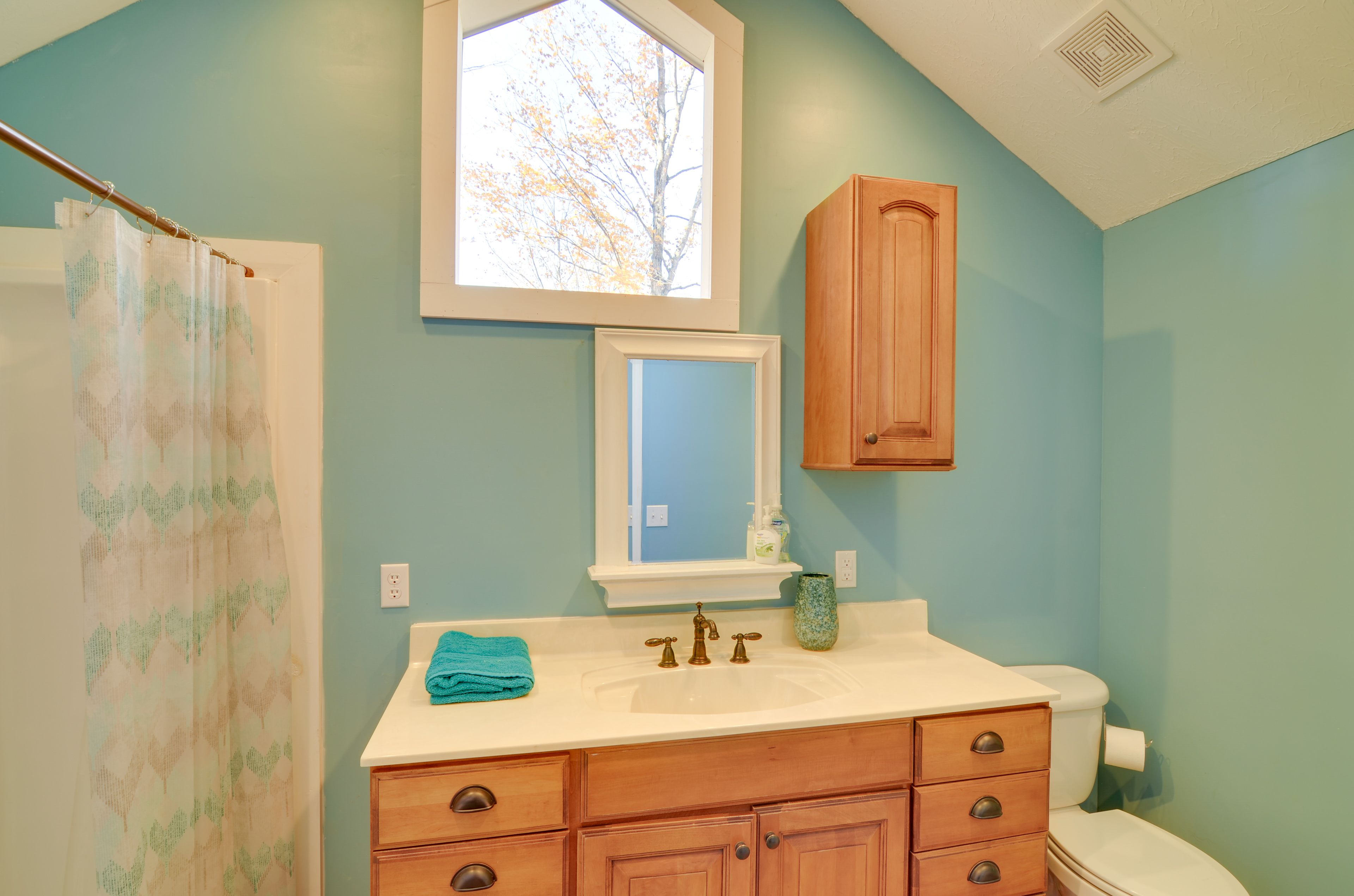 Full Bathroom | Walk-In Shower | Towels Provided