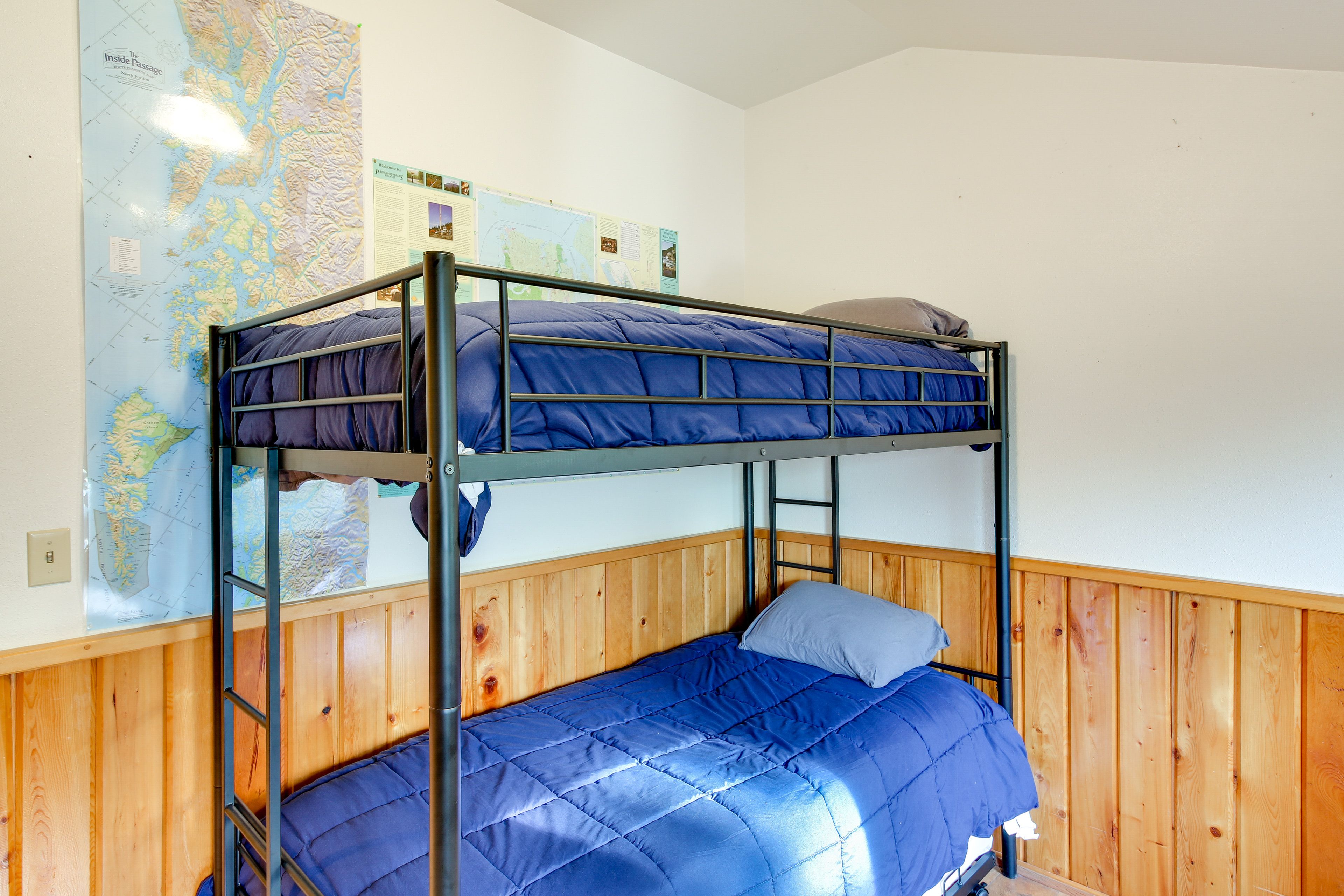 Bedroom 2 | Twin Bunk Bed w/ Twin Trundle