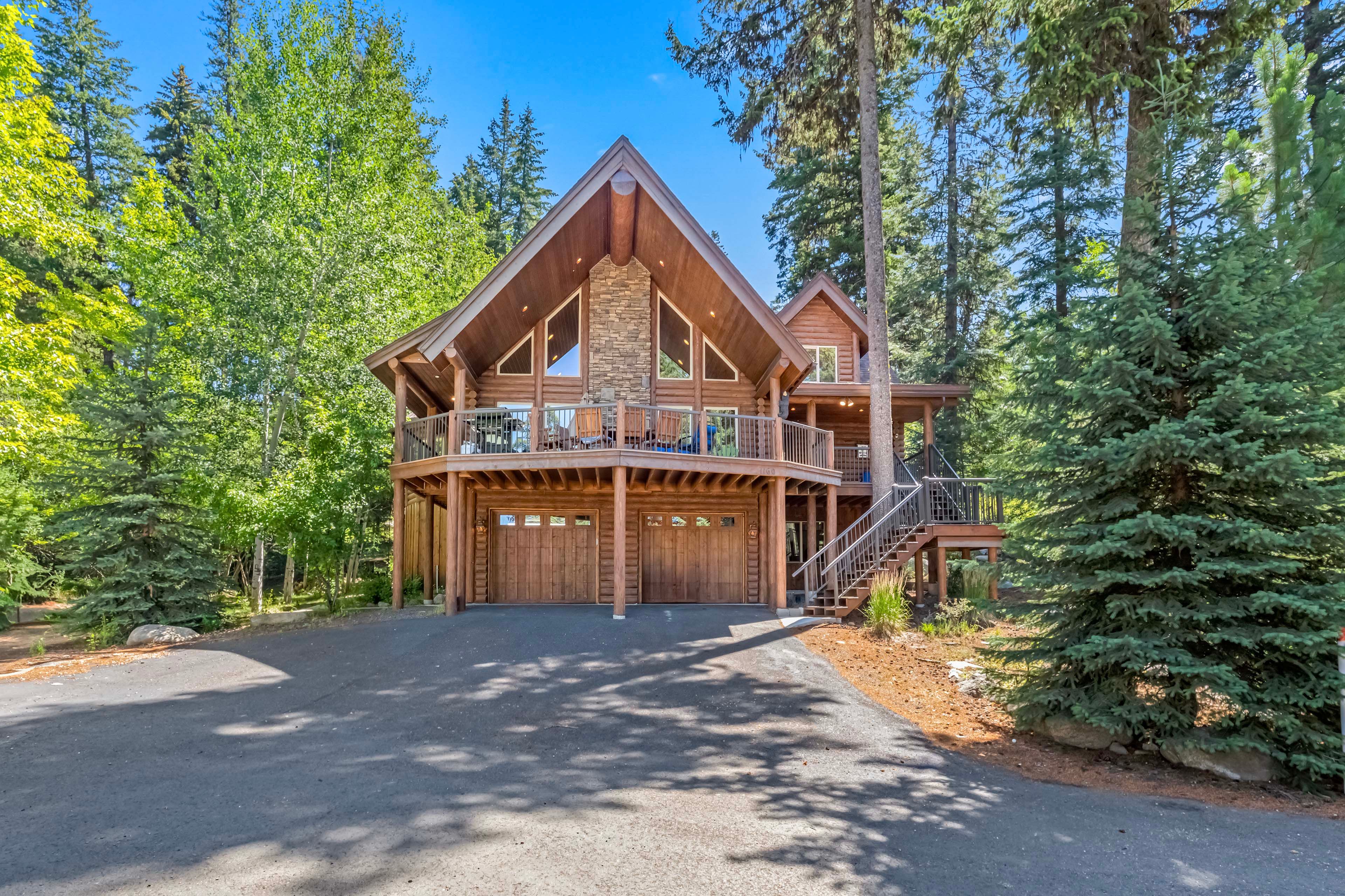 Parking | Driveway (4 Vehicles) | Garage (1 Vehicle) | RVs & Trailers Allowed
